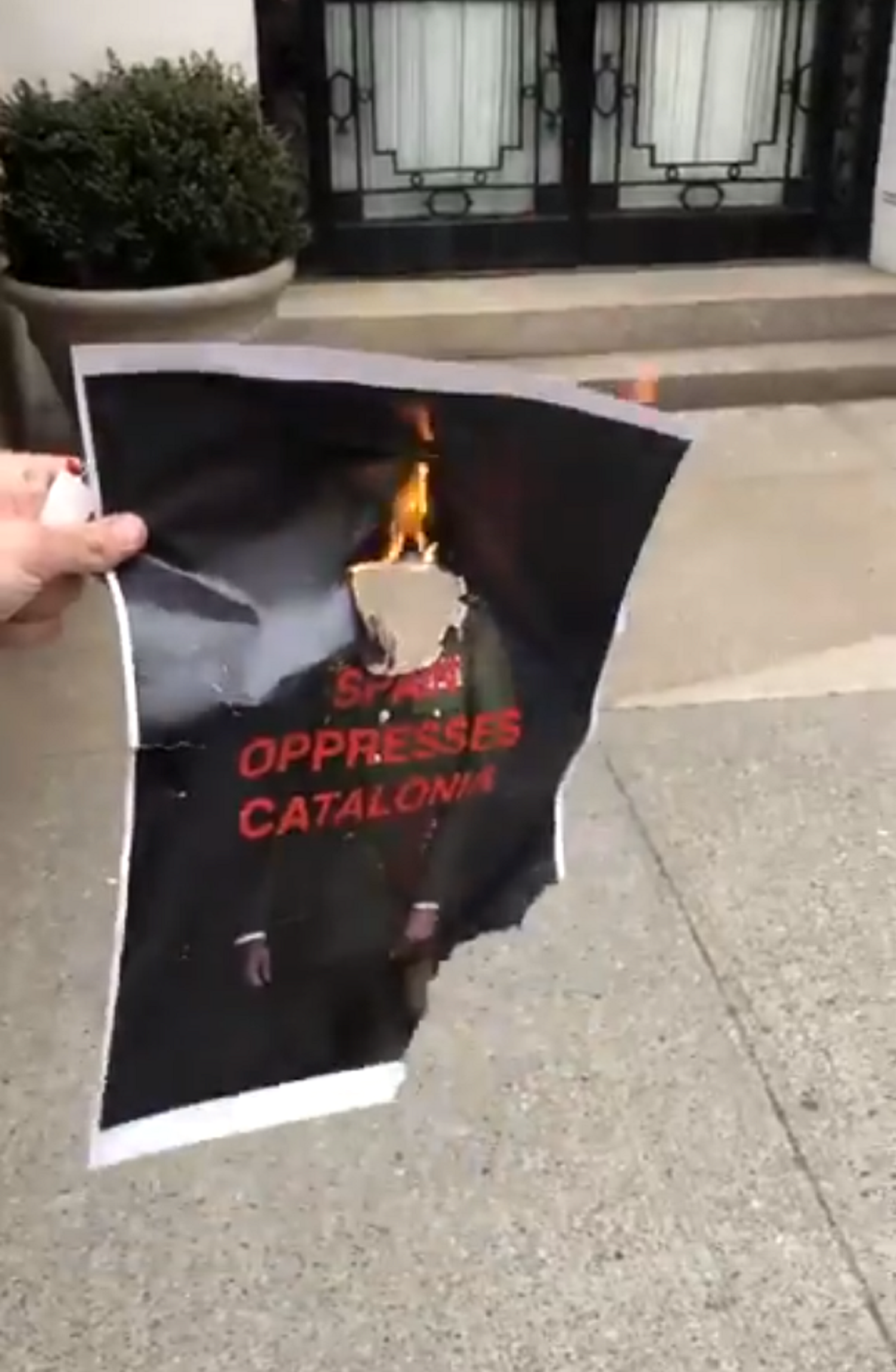Cremen fotos del Rei davant la residència oficial de Moragas a Nova York