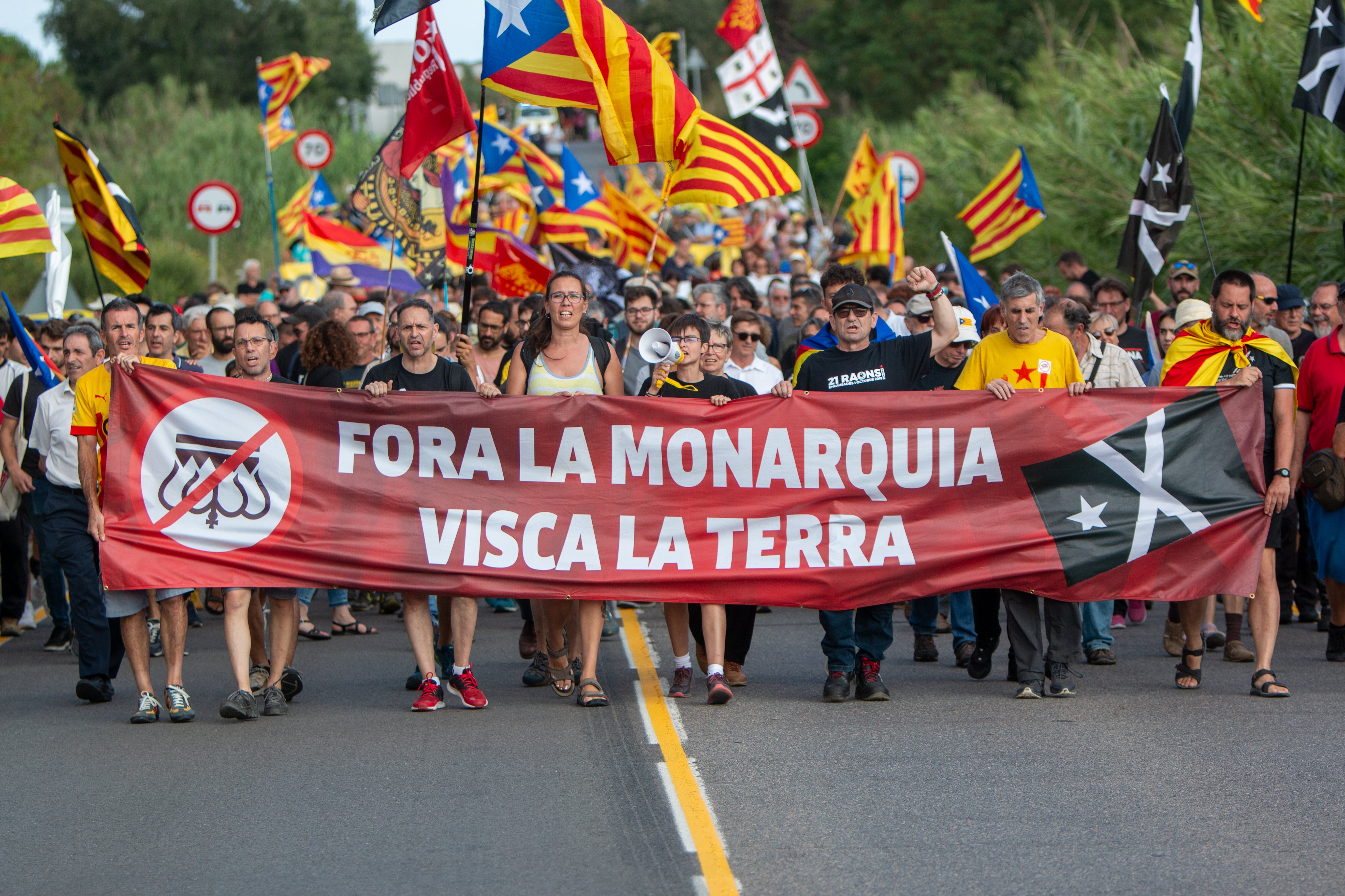 La protesta contra la visita de los monarcas españoles en Caldes de Malavella choca con los Mossos