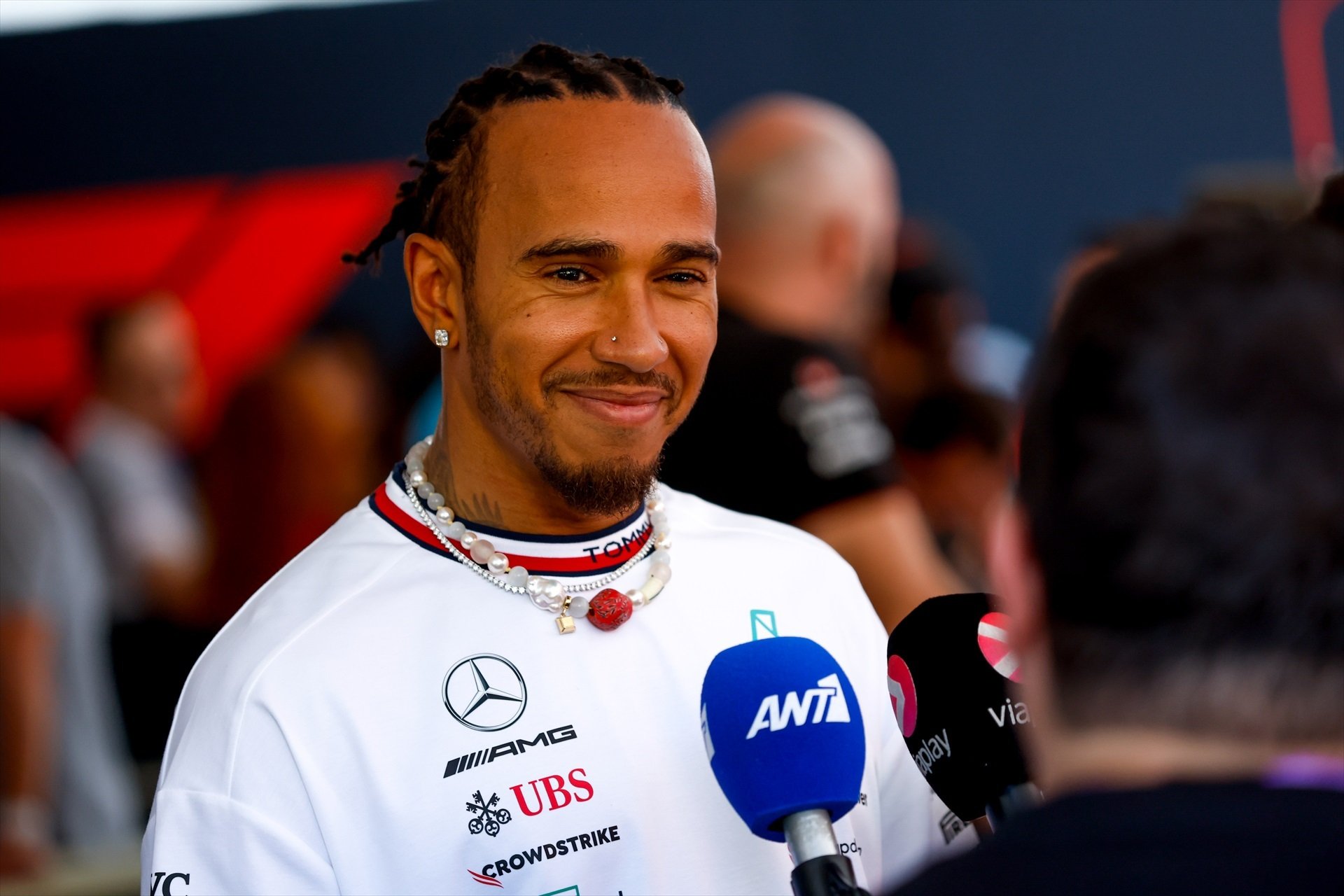 Lewis Hamilton, infeliz en Mercedes, 4 volantes sobre la mesa, renovación o retirada