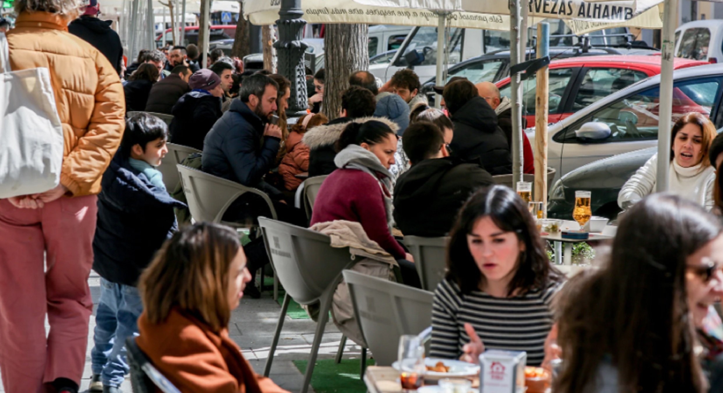 El síndic de Barcelona reclama que es prohibeixin també les estufes elèctriques de les terrasses