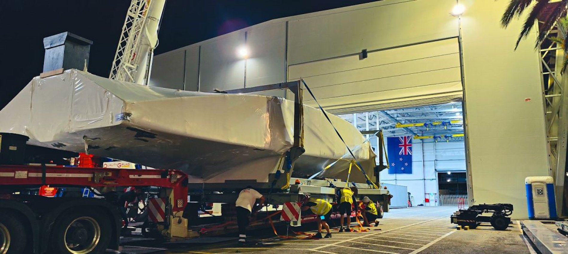 El barco ganador de la America’s Cup ya se encuentra en Barcelona