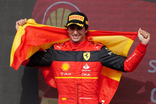 Carlos Sainz bandera España victoria Silverstone 2022 / Foto: Europa Press - David Davies