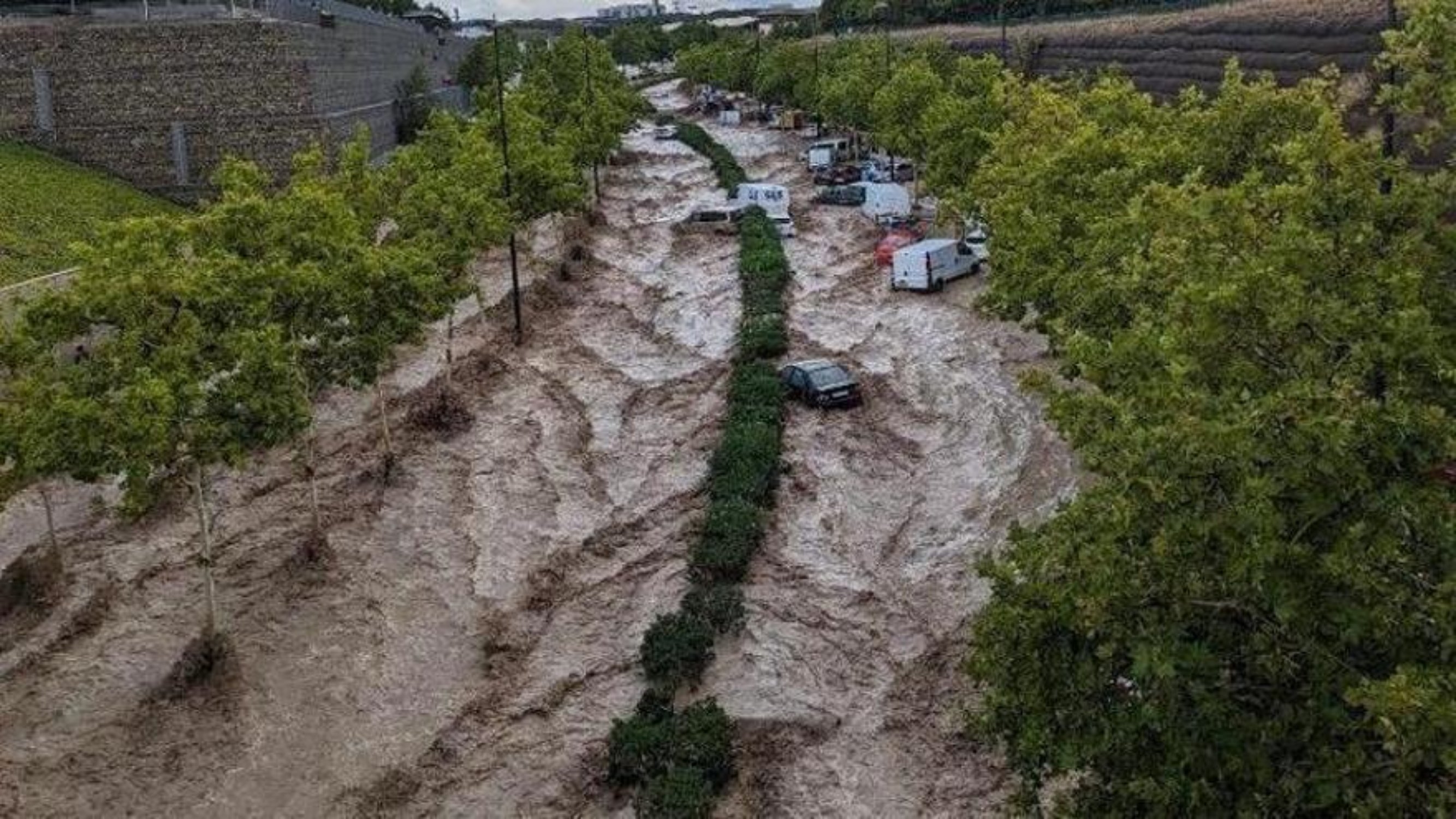 Una fuerte tormenta de lluvia y granizo deja importantes inundaciones en Zaragoza