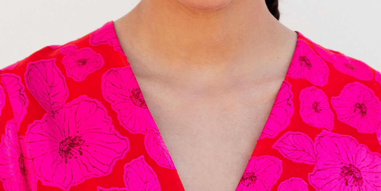 El vestido con flores fucsia de Sfera entra de lleno en las rebajas