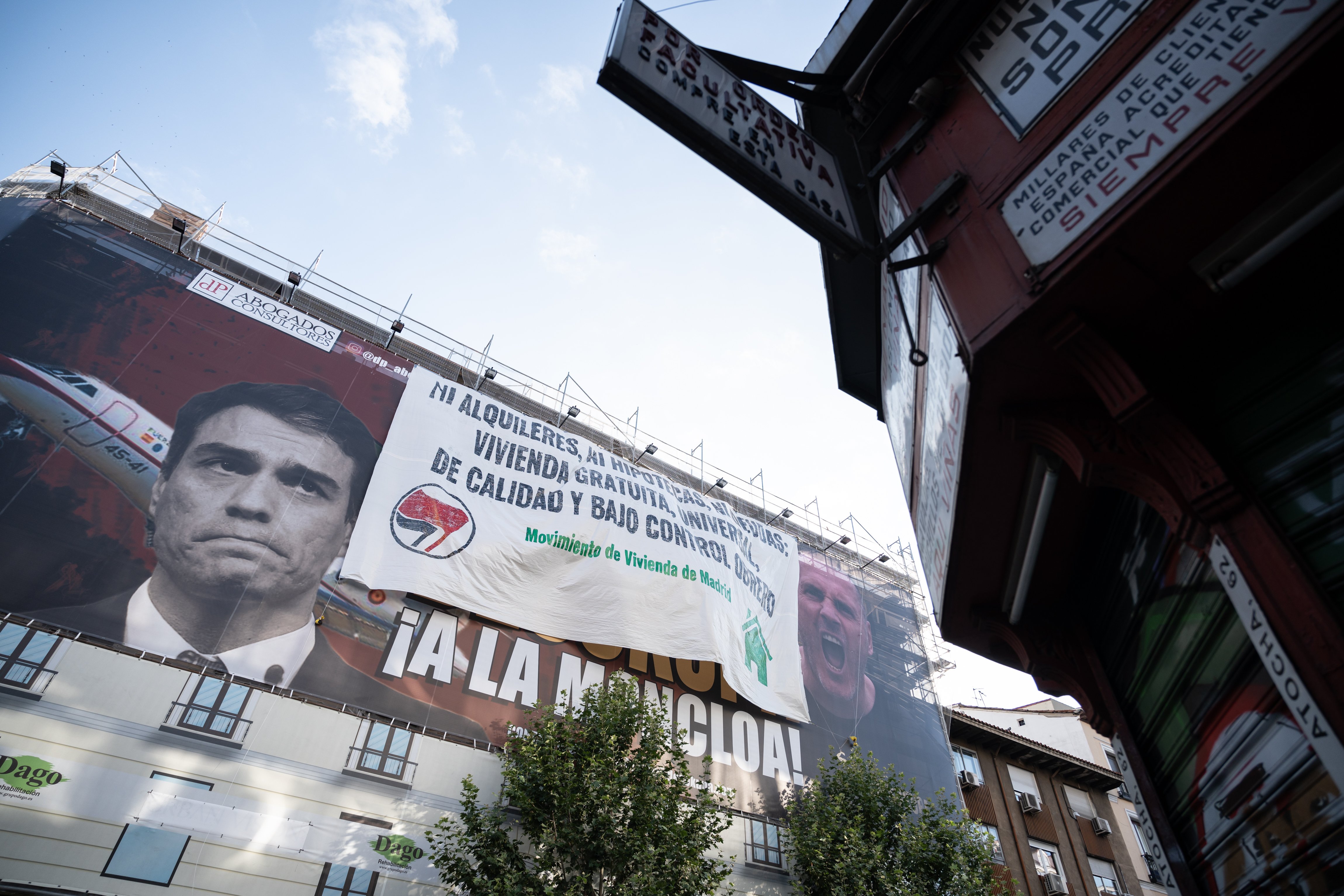 Boicotean la lona de Desokupa en Madrid con una pancarta que reivindica el derecho a la vivienda