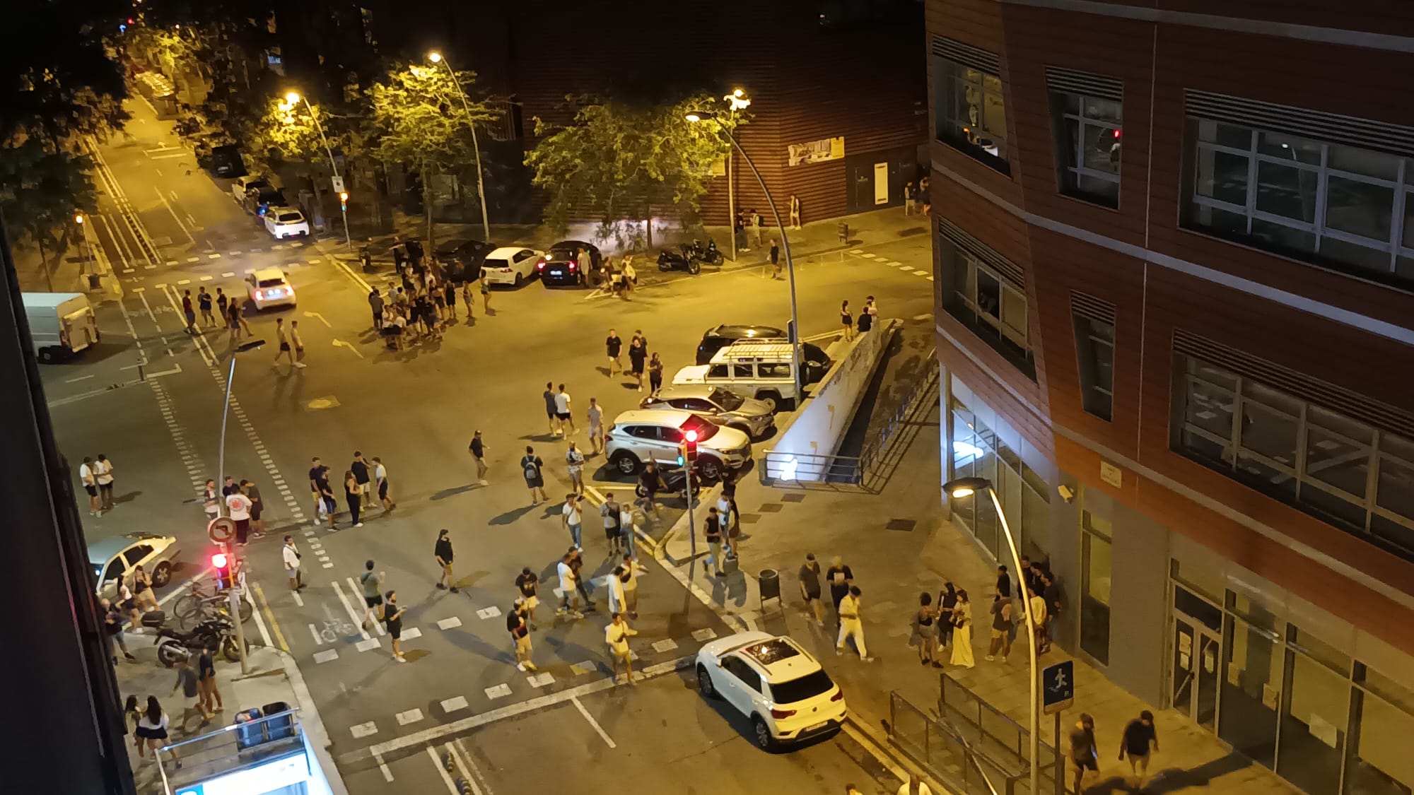 Así son las noches de verano en el Triángulo Golfo de Barcelona: cánticos, incivismo y bocinazos | VÍDEO