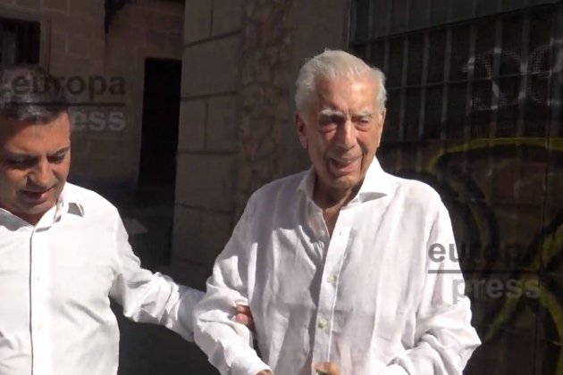 Mario Vargas Llosa con hijo Gonzalo recuperado covid Europa Press