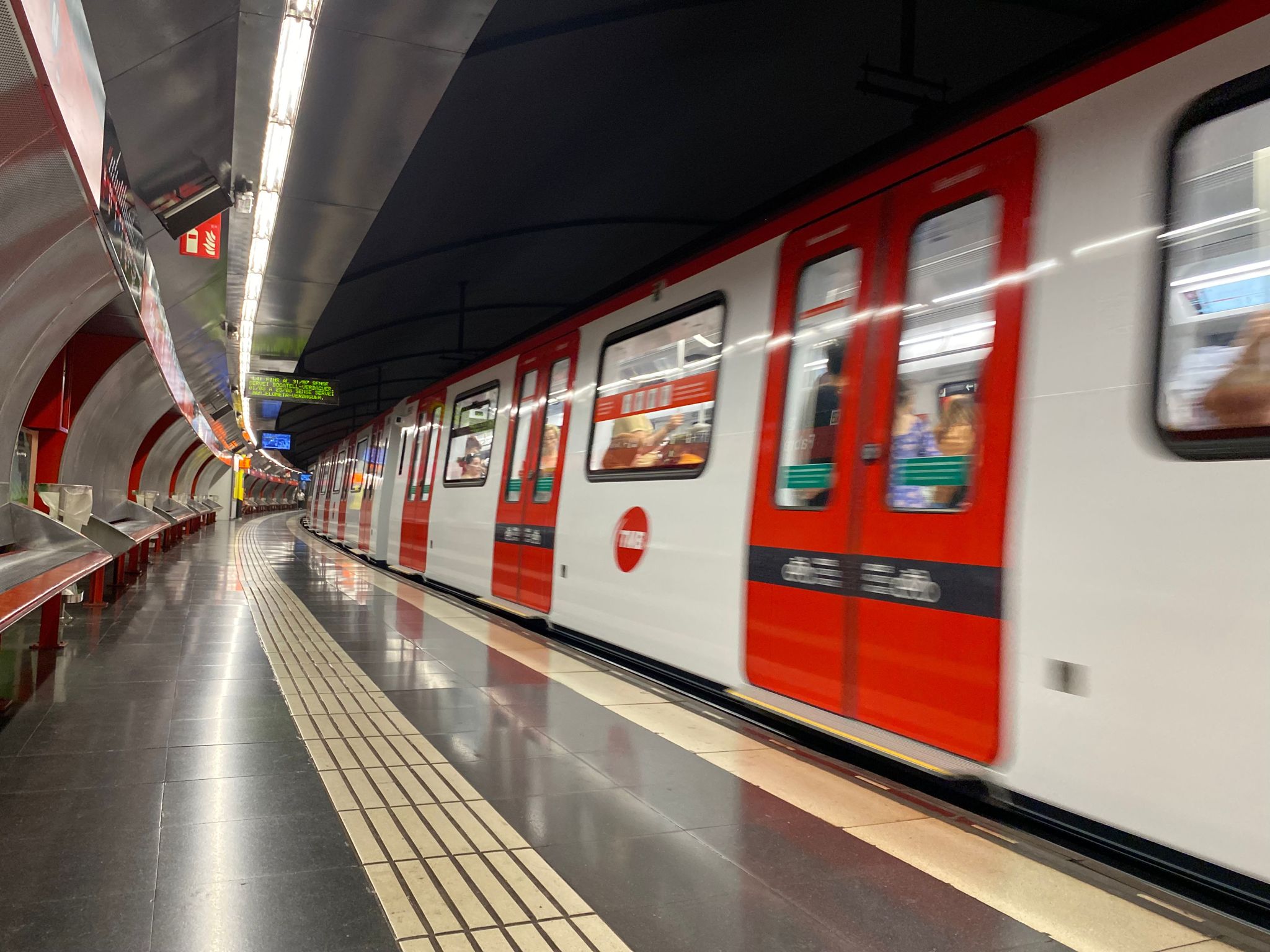 El metro torna a la càrrega amb la novena jornada de vaga