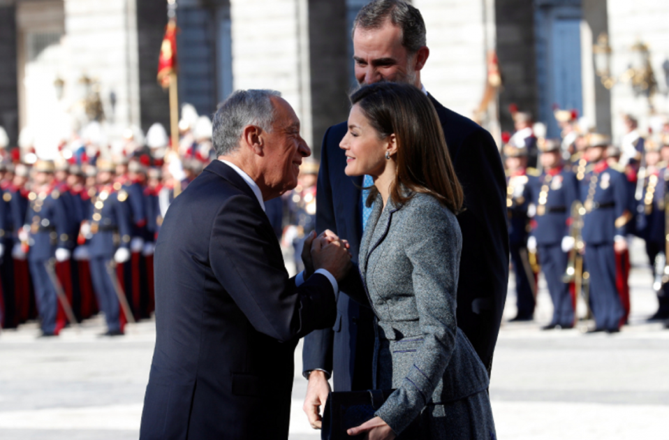 letizia vestido gris 4 Casa Real