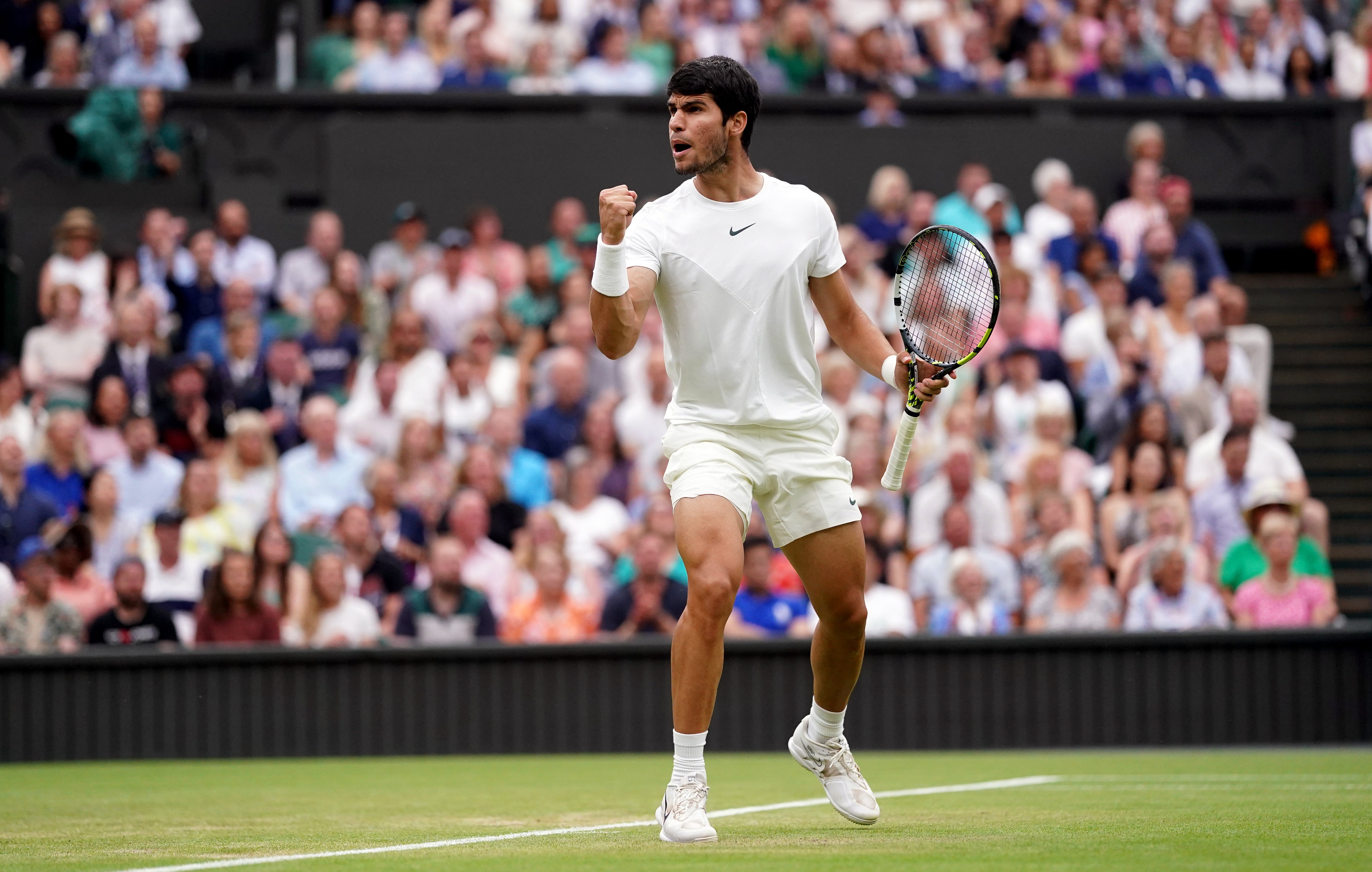 Carlos Alcaraz supera la dura prueba de Jarry y avanza a los octavos de final de Wimbledon