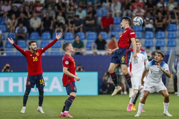 Disputa de balón entre España y Inglaterra en la final de la Eurocopa sub-21 / Foto: Europa Press