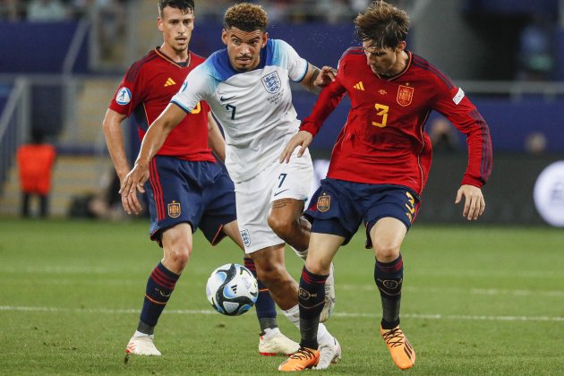 Juan Miranda protege el balón ante Inglaterra en la Eurocopa Sub21 / Foto: Europa Press
