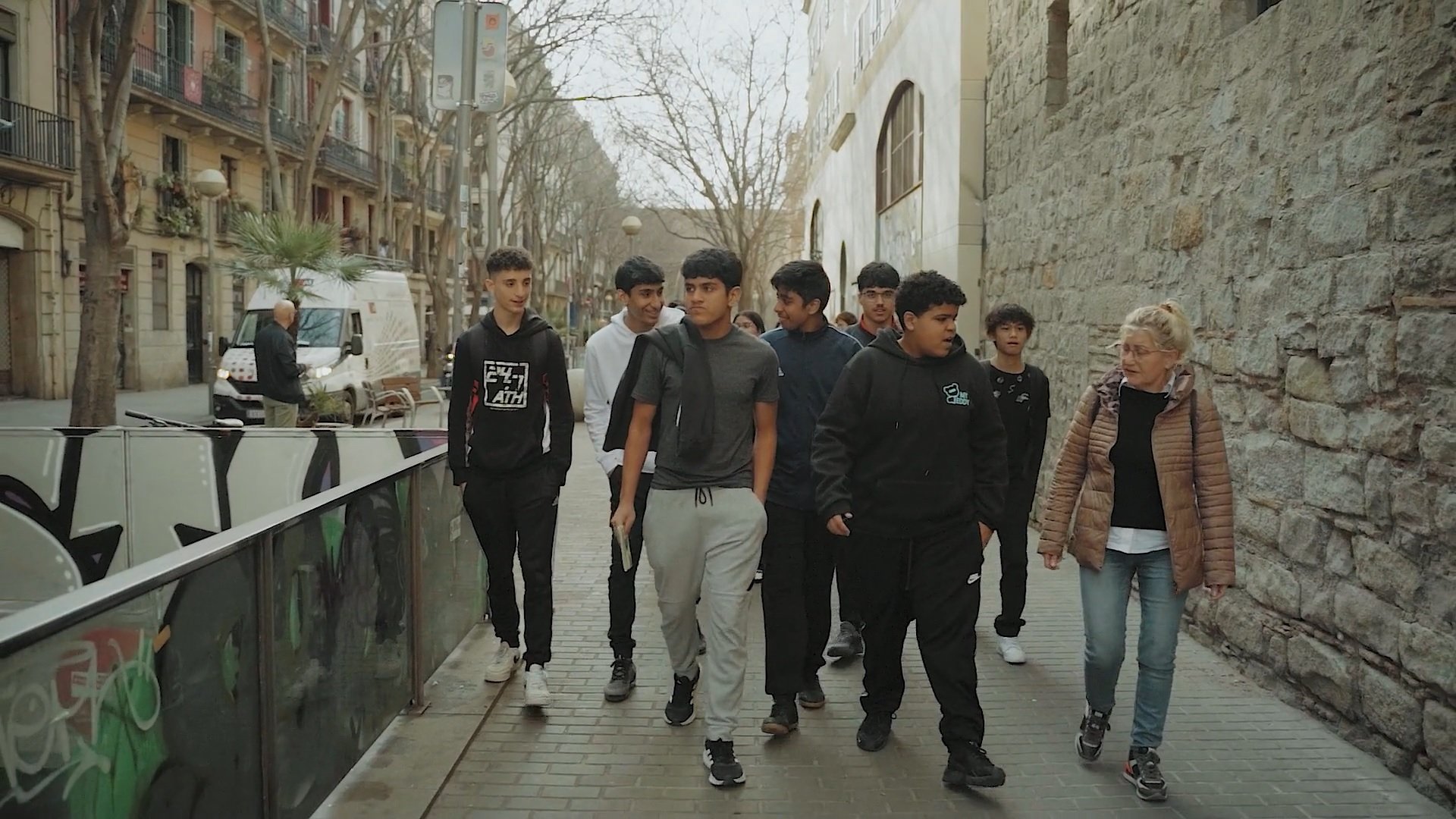 "Això és el Raval": alumnes d'ESO reivindiquen a ritme de rap com són els seus barris | VÍDEO