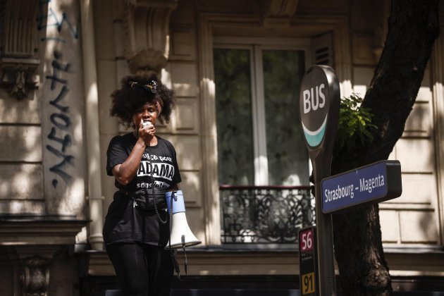 La hermana de Adama Traoré, Issa Traoré, durante la marcha / Foto: Efe