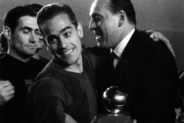 Luis Suárez amb la Pilota d'Or que va guanyar al Barça / Foto: FC Barcelona Luis Suárez amb la Pilota d'Or que va guanyar al Barça / Foto: FC Barcelona