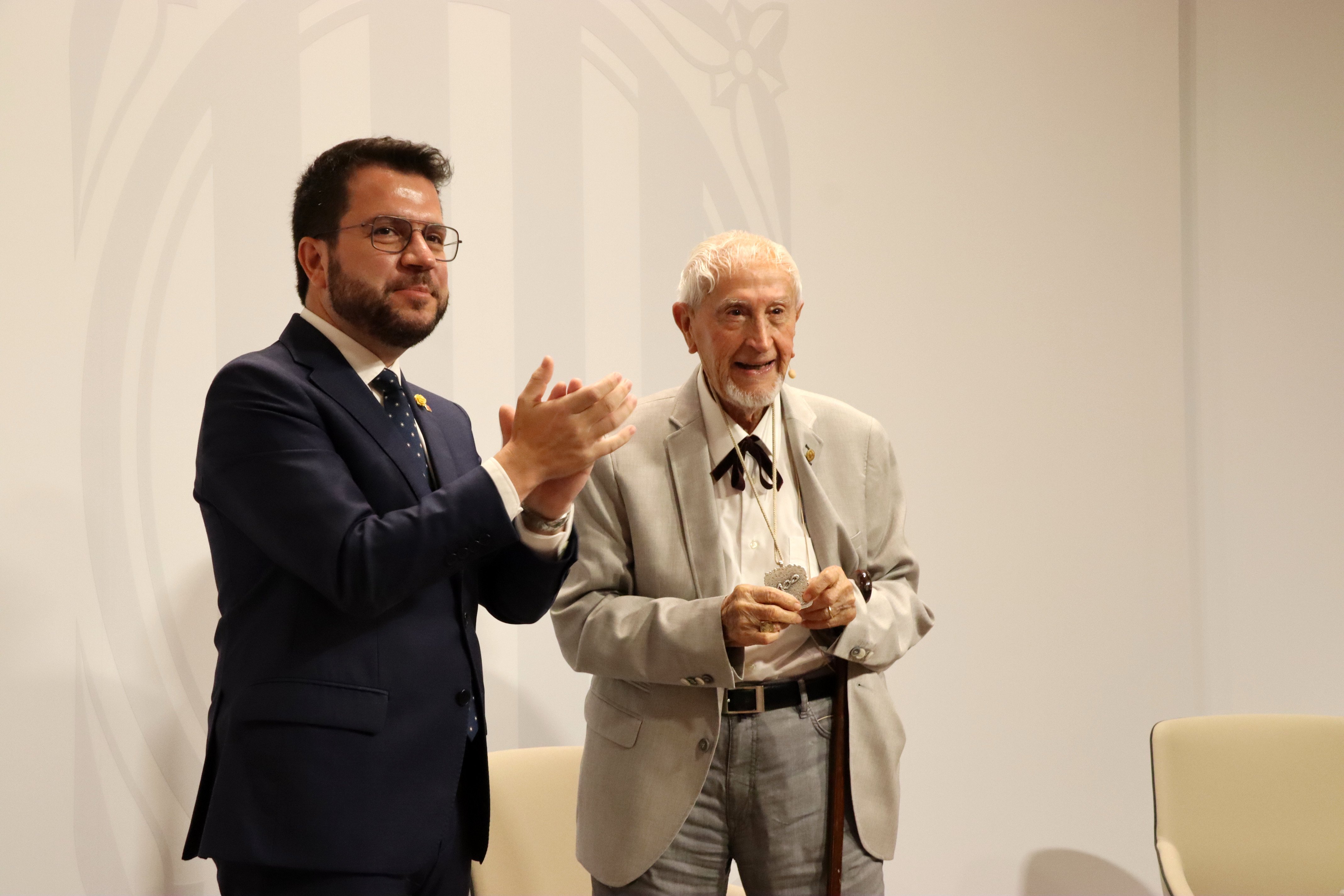 Josep Vallverdú, medalla centenària de la Generalitat: "La llengua retrocedeix perquè no s'empra prou"