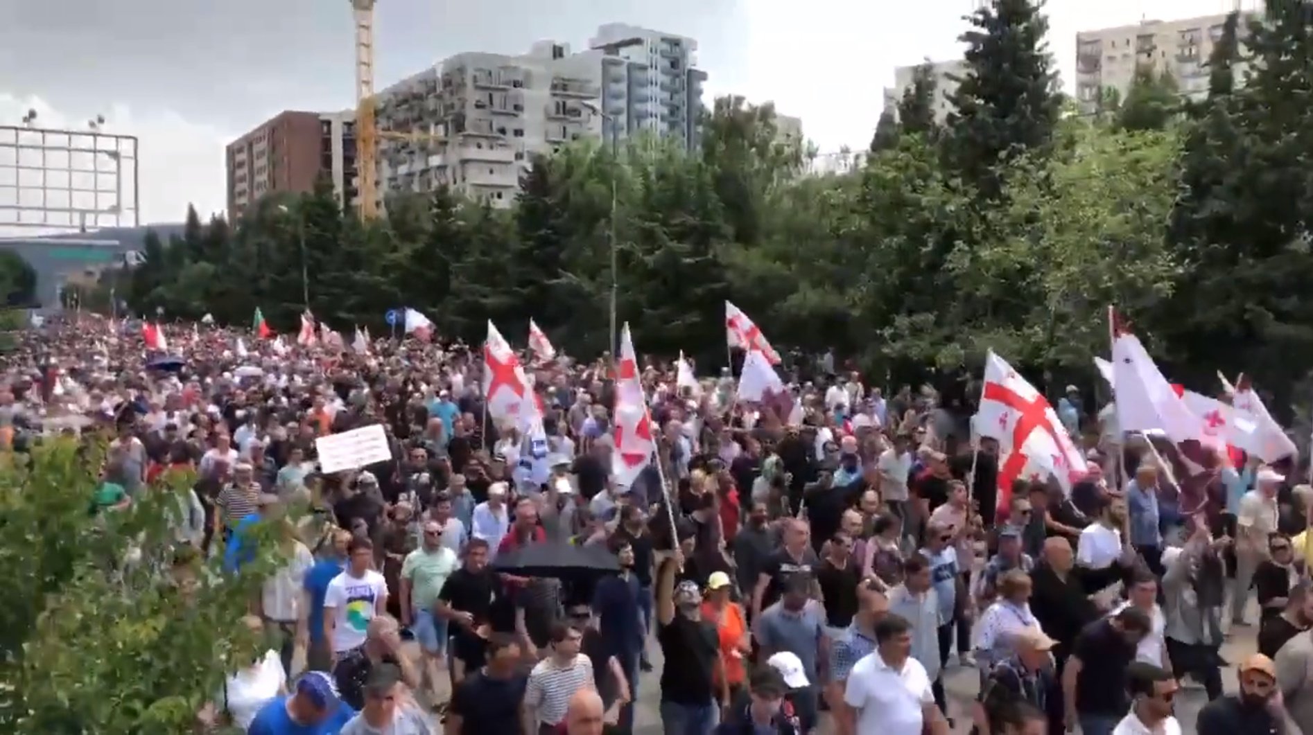 Dos milers d'homòfobs assalten el Pride de Tbilisi, a Geòrgia, i calen foc a material LGBTI | VÍDEO