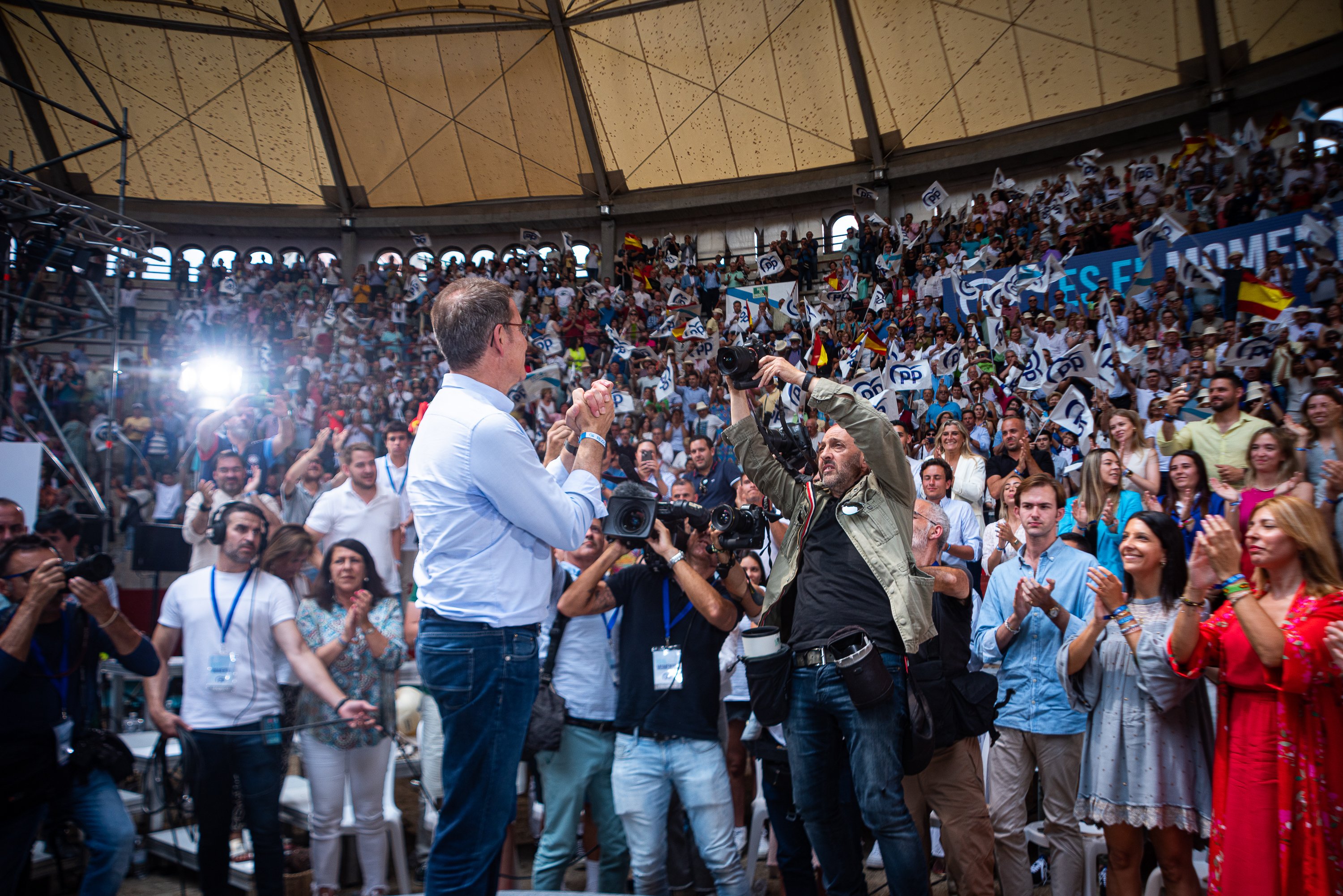 Les portades es barallen per fer la campanya a Feijóo i l'aconsellen davant el cara a cara Les portades es barallen per fer la campanya a Feijóo i l'aconsellen davant el cara a cara
