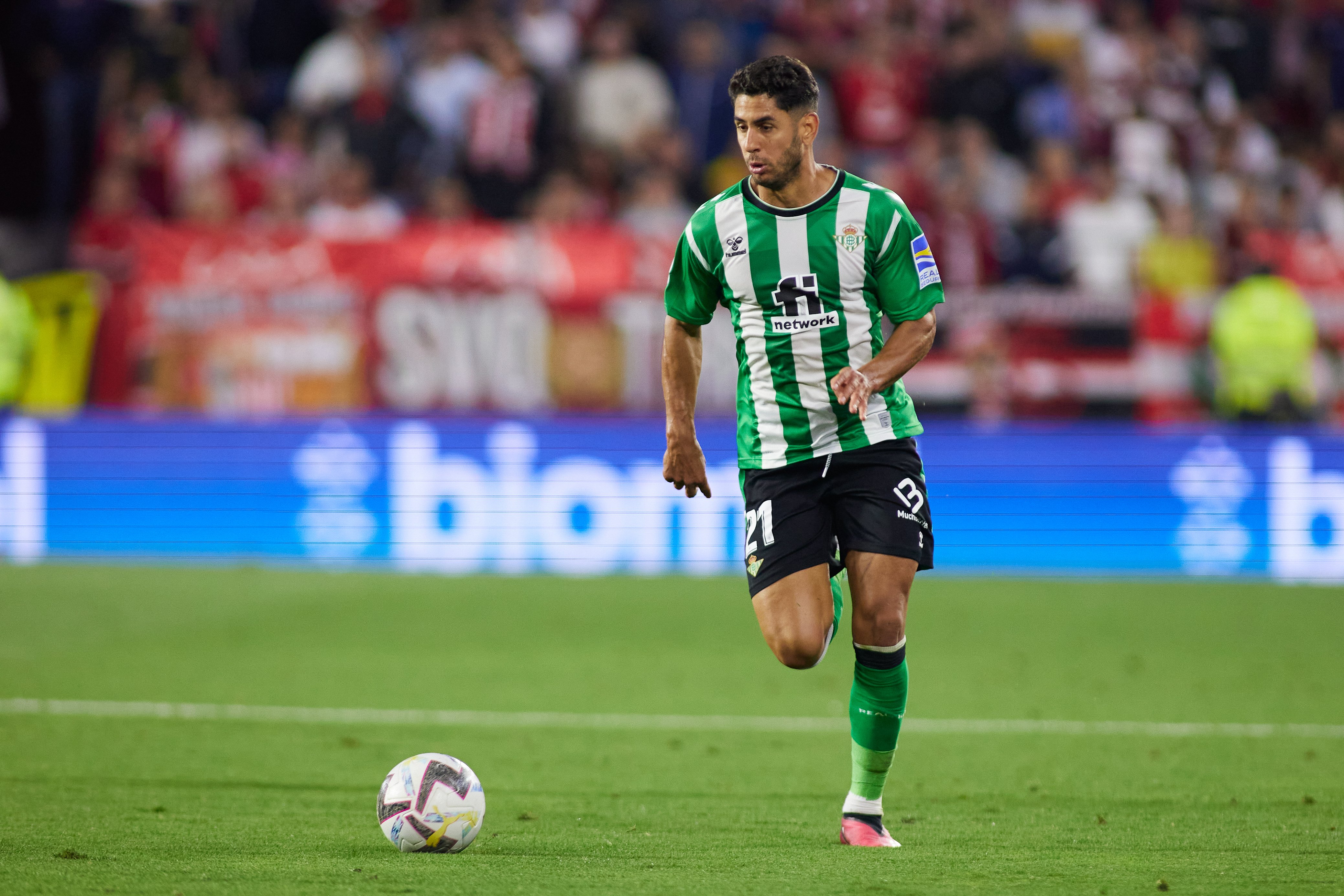 Ayoze Pérez conduciendo el balón durante un partido del Betis / Foto: Europa Press Ayoze Pérez conduciendo el balón durante un partido del Betis / Foto: Europa Press