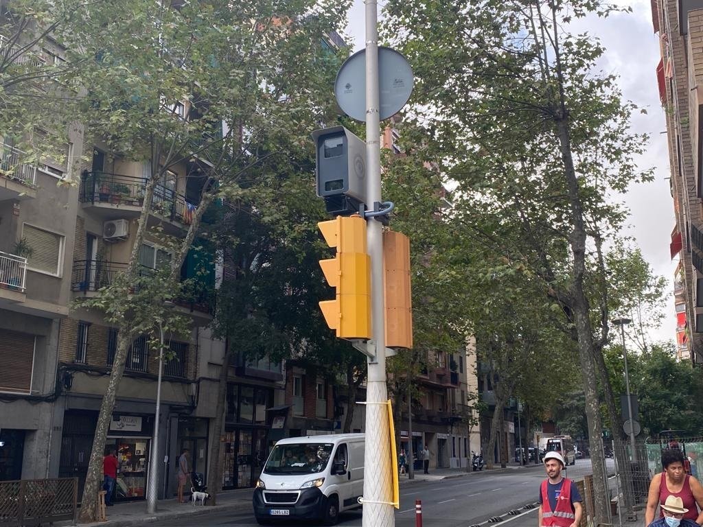 Barcelona solo aplicará la limitación de 30 km/h en entornos escolares cuando los centros estén abiertos