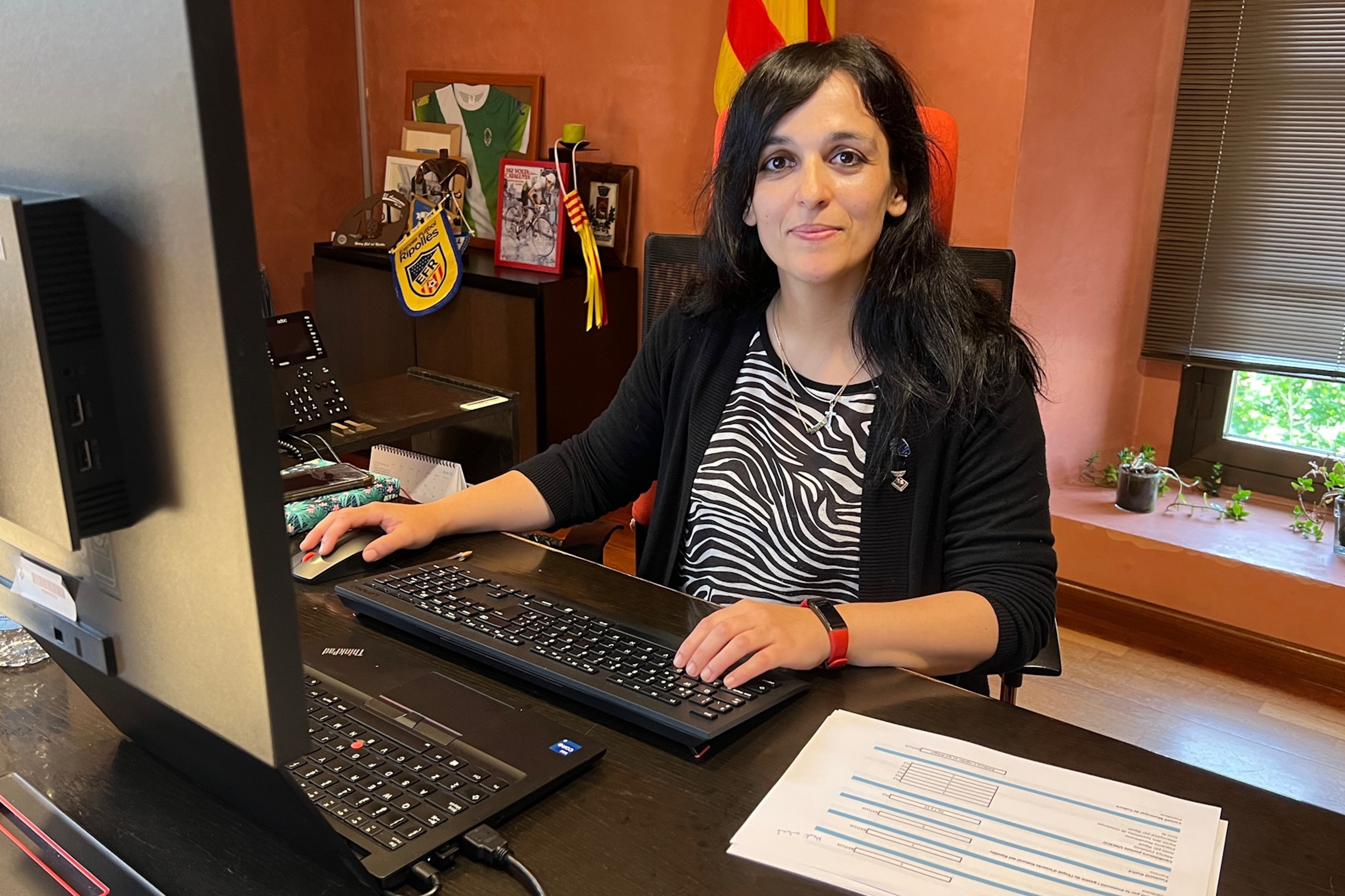 Sílvia Orriols s'arronsa davant la Junta Electoral i retira l'estelada de l'Ajuntament de Ripoll