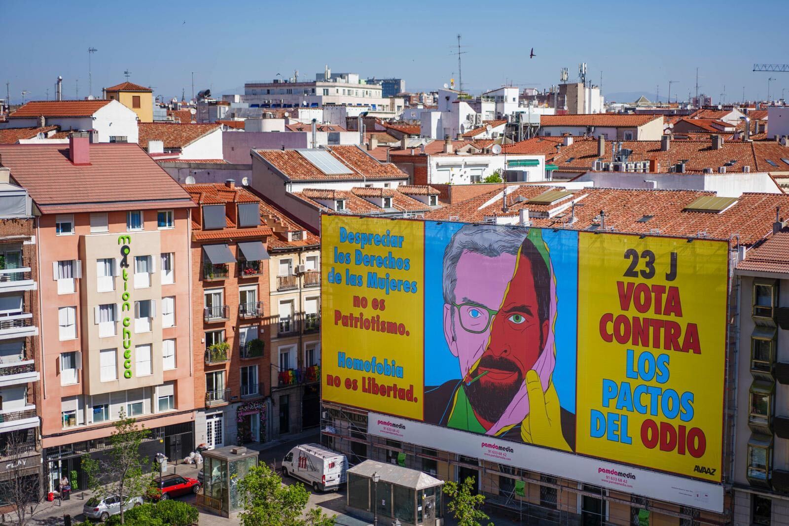Guerra de lonas por el 23-J en Madrid: una nueva pancarta advierte sobre los "pactos del odio"