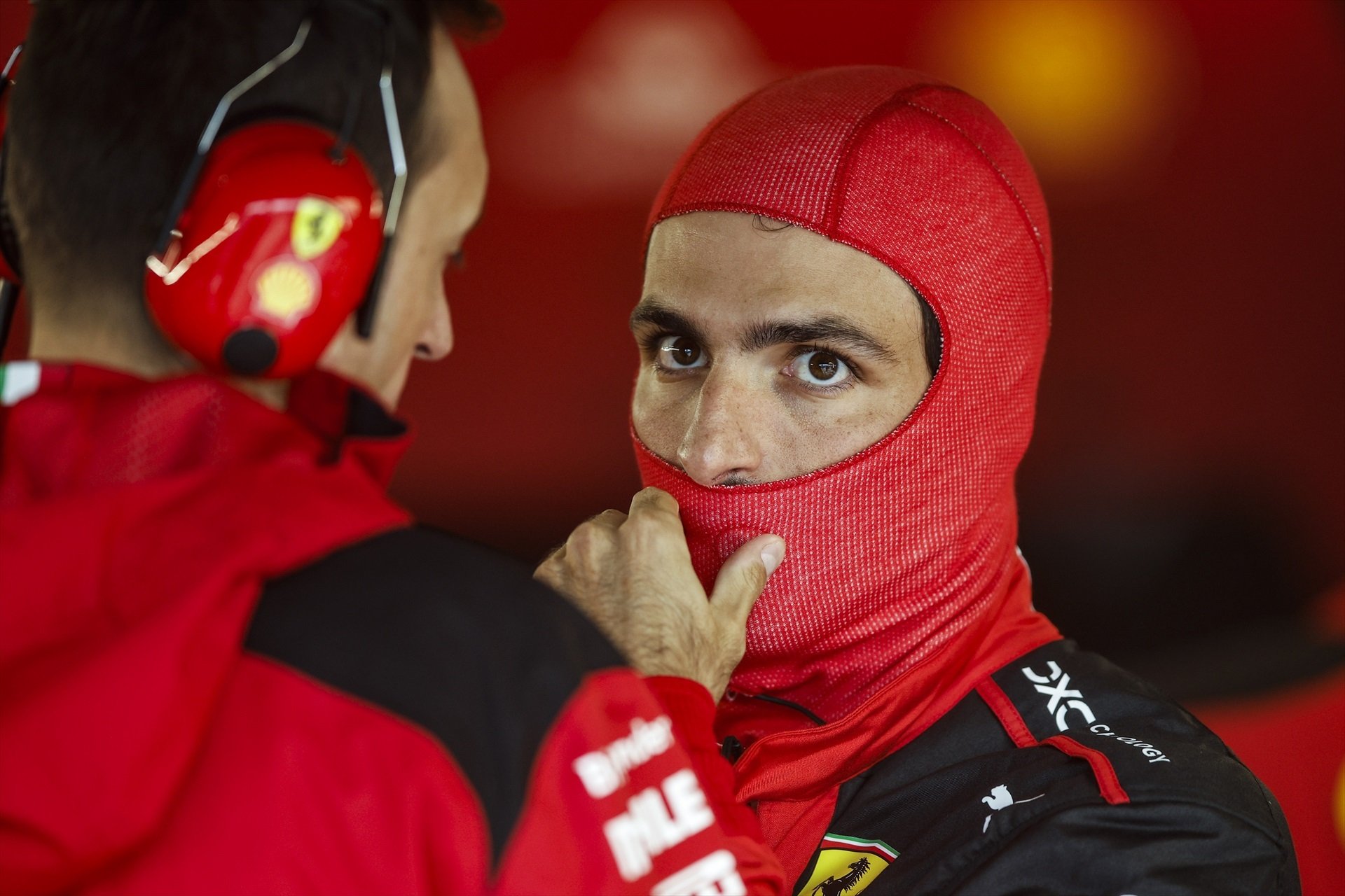 Traición a Carlos Sainz en Ferrari que implica a Leclerc, el favorito para echar al español