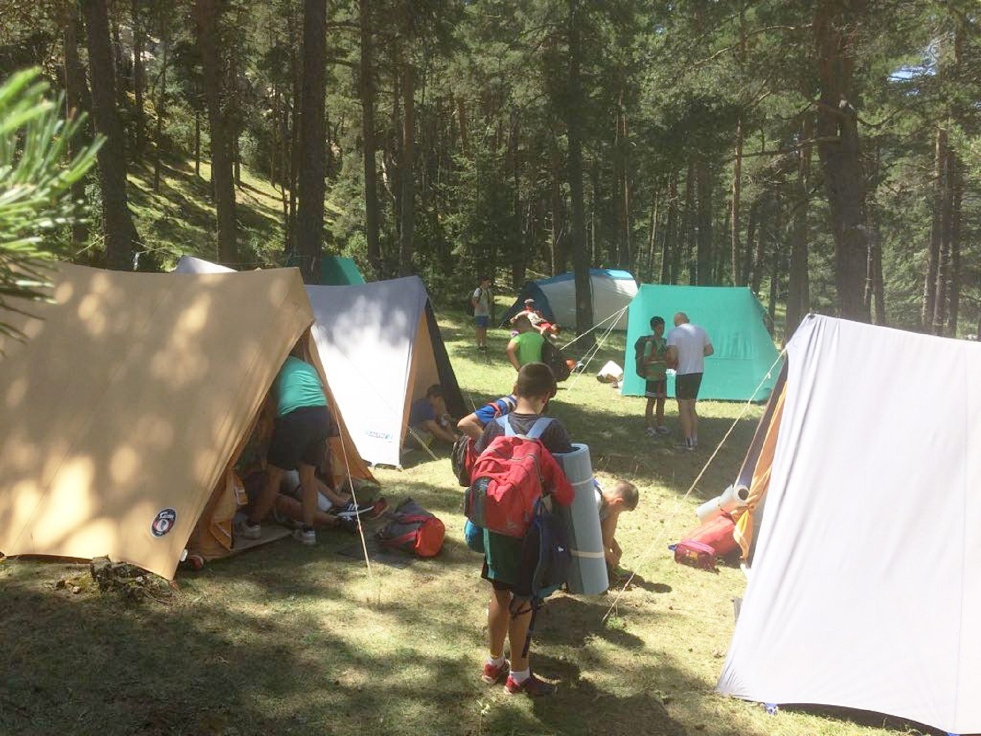 Expulsado un monitor de campamento que obligó a hacer el saludo fascista y cantar el 'Cara al Sol' a los niños