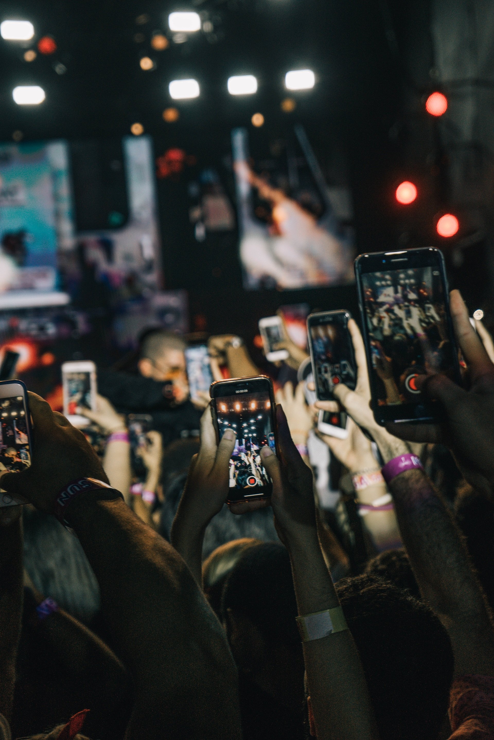 Conozca por qué la generación Z prefiere los celulares de tapa de los 2000