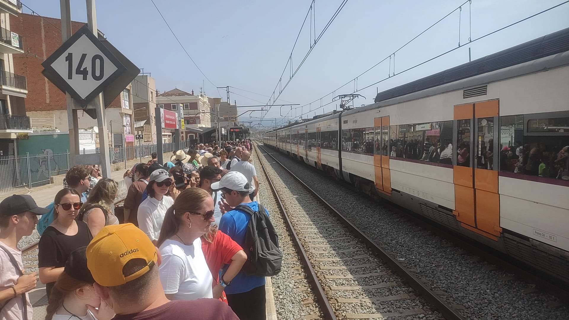 Incidència a l'R1 de Rodalies a Badalona: desenes de passatgers aplegats a l'andana i sota el sol