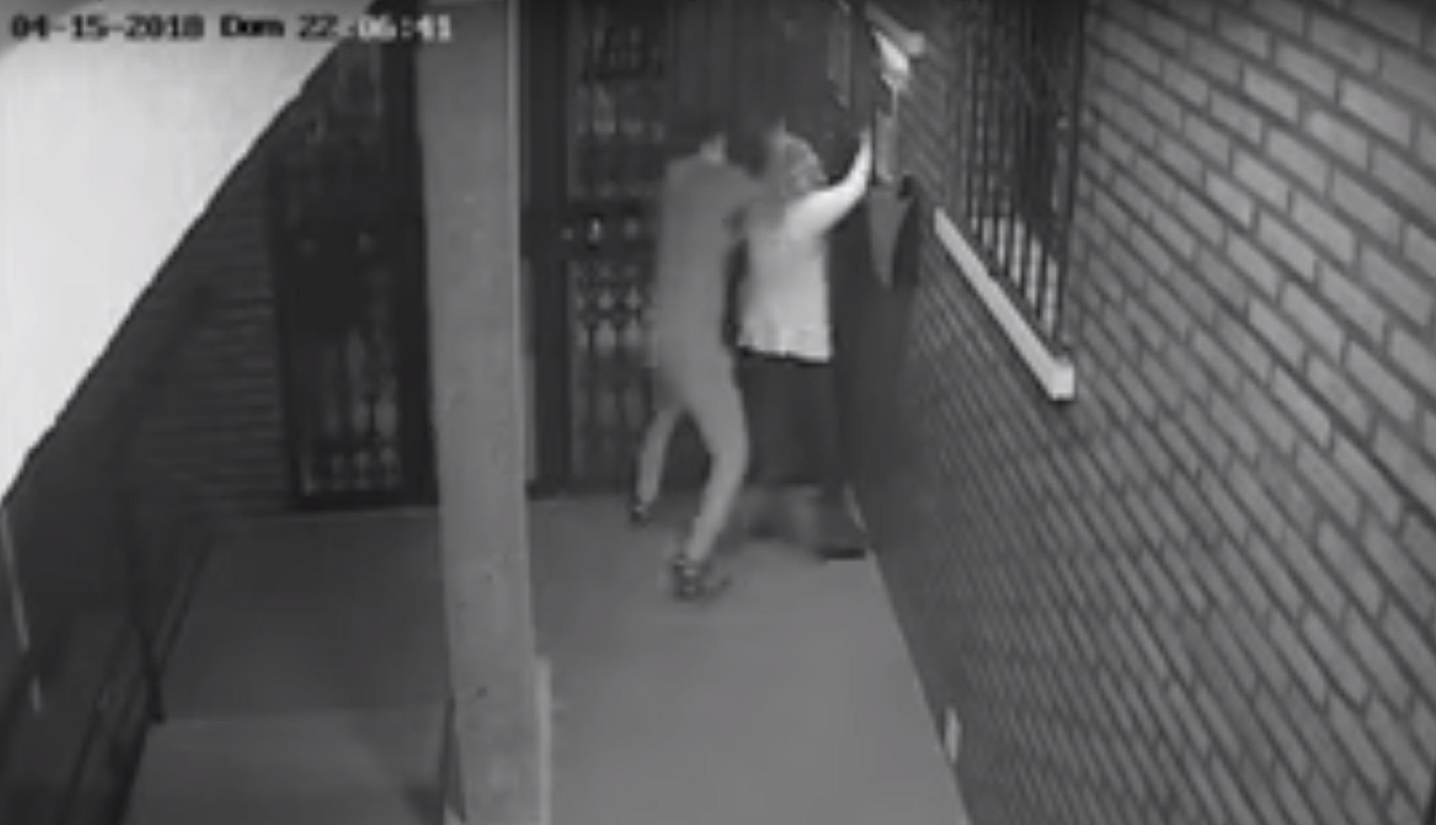Brutal agressió a una dona per robar-li la bossa