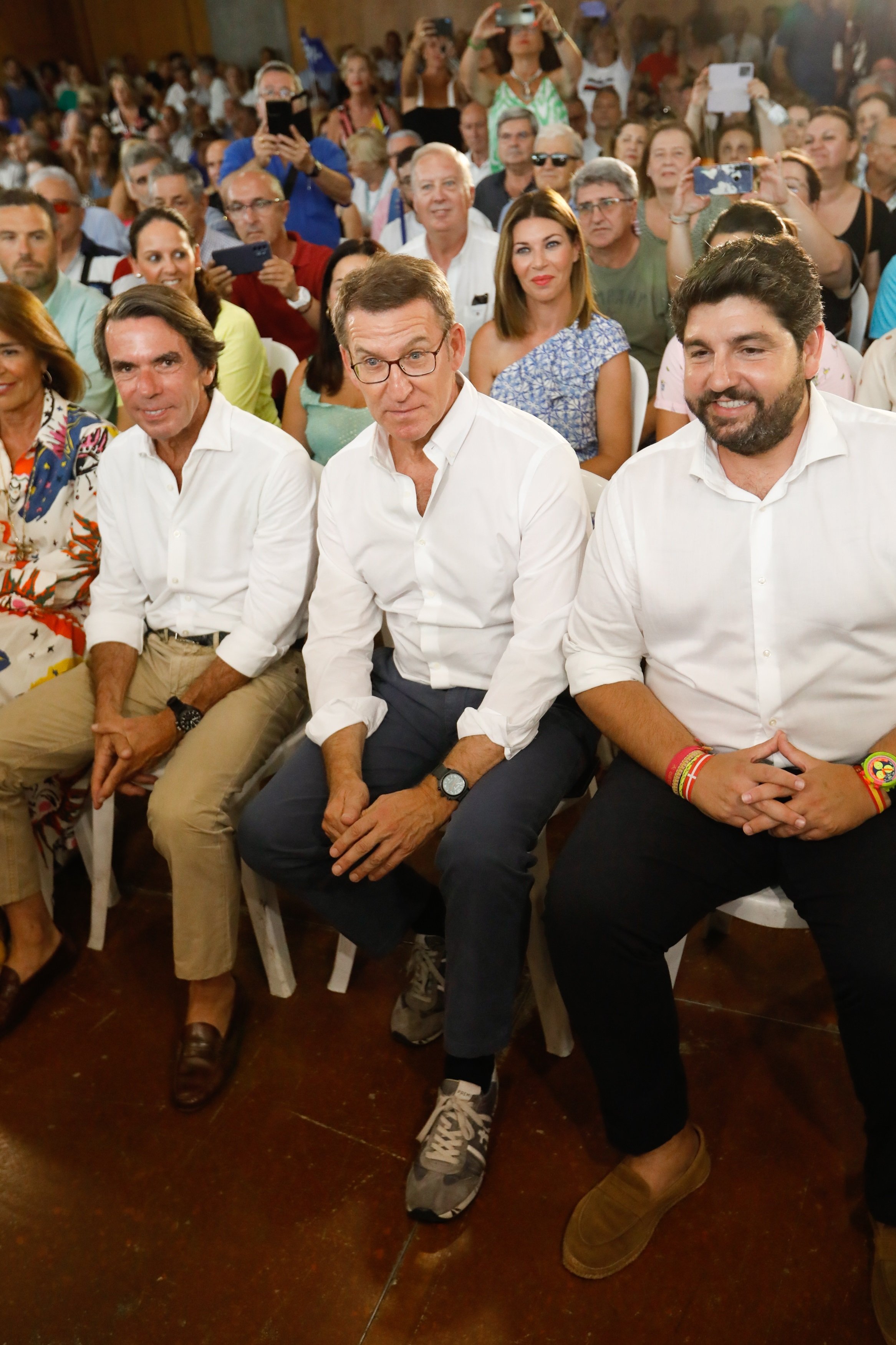Aznar abraça Feijóo i reclama al PSOE i Vox “que no posin entrebancs” al govern del PP