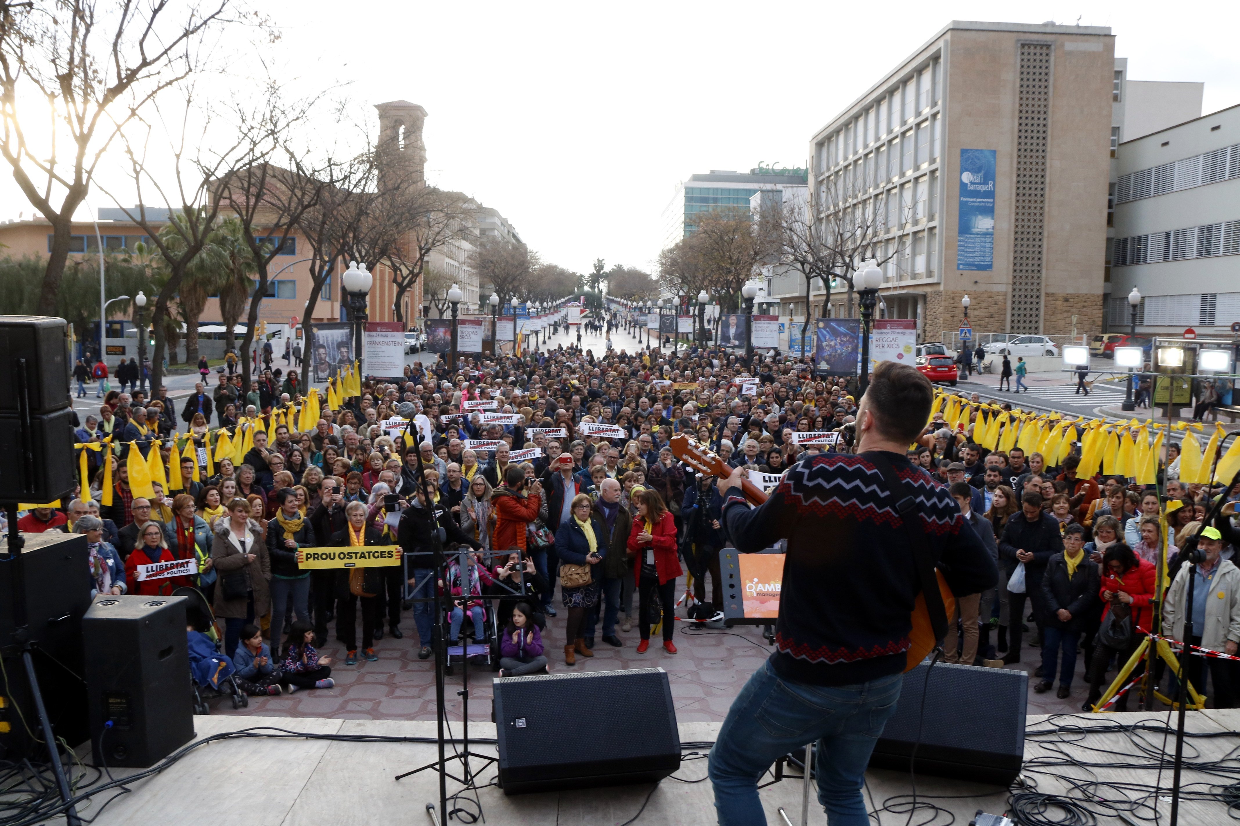 Más de mil personas en el concierto por la libertad de los Jordis en Tarragona