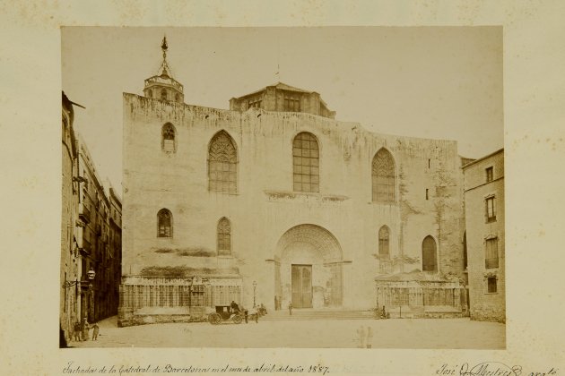 9 Catedral de Barcelona. Fachada principal, abril del 1887.AFB. Autoría desconocida 9 Catedral de Barcelona. Fachada principal, abril del 1887.AFB. Autoría desconocida