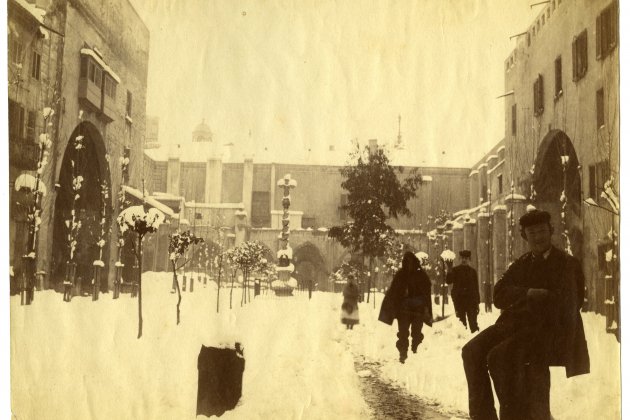 19 Nevada en Barcelona. Patio del Hospital de la Santa Creu, 10 11 de febrero de 1887. AFB. Antoni Esplugas 19 Nevada en Barcelona. Patio del Hospital de la Santa Creu, 10 11 de febrero de 1887. AFB. Antoni Esplugas