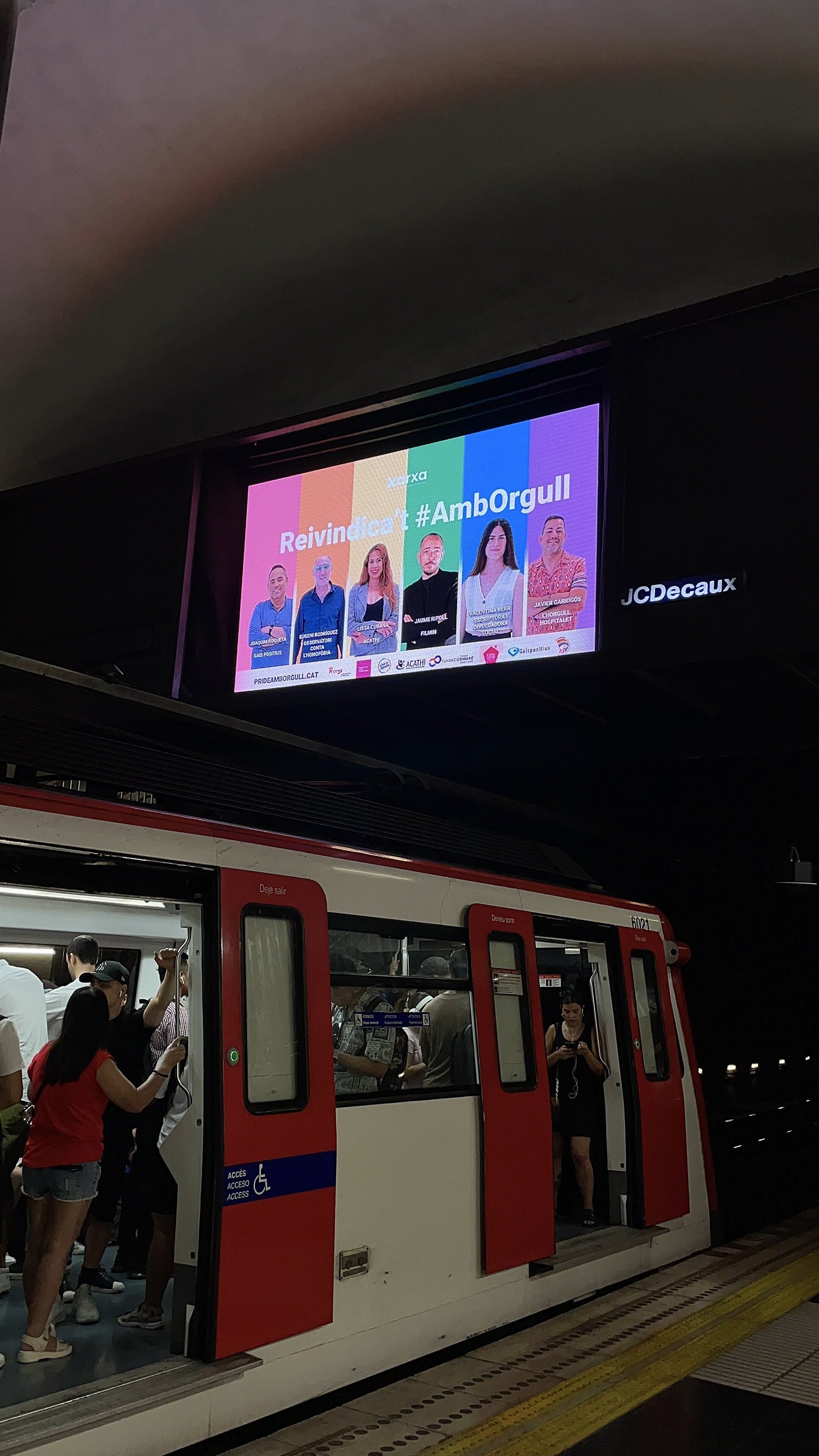 Una campaña LGTBIQ+ en el metro de Barcelona anima a reivindicar el orgullo durante el Pride 2023
