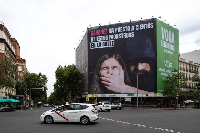 Vox torna amb nova lona, ara contra el 'sí és sí': "Sánchez ha deixat anar centenars de monstres"