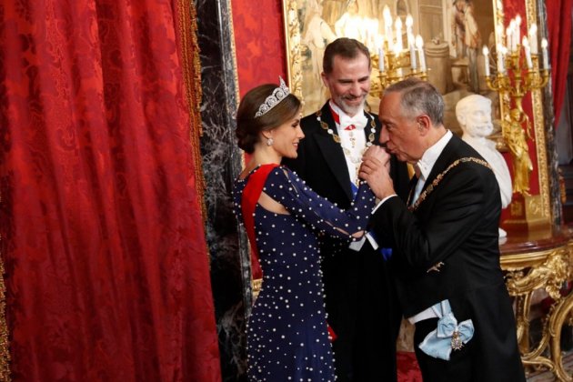Letícia vestido perlas Casa Real
