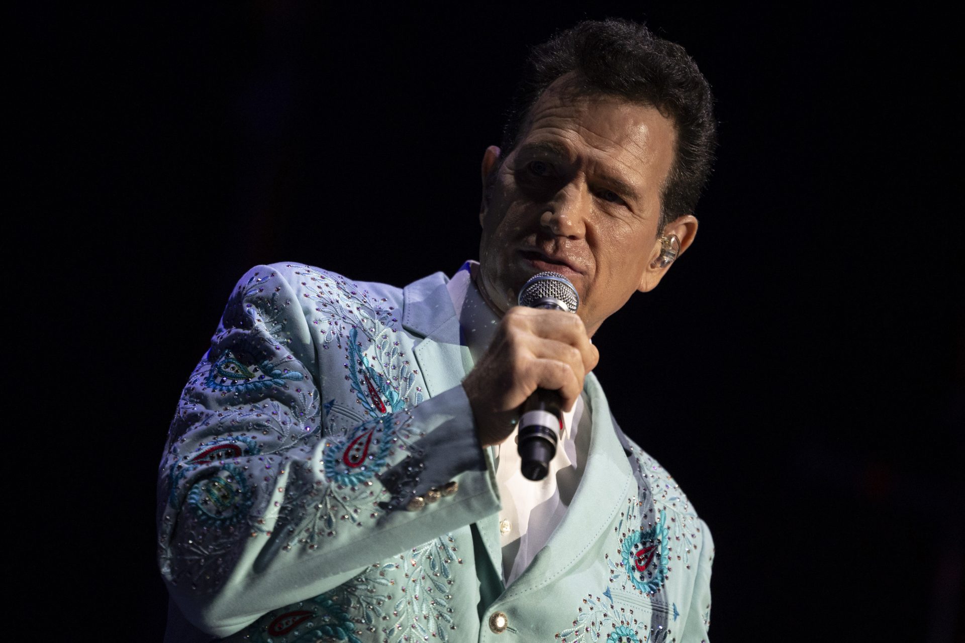 Chris Isaak: un viatge a aquella època en què els homes lluïen vestits bonics