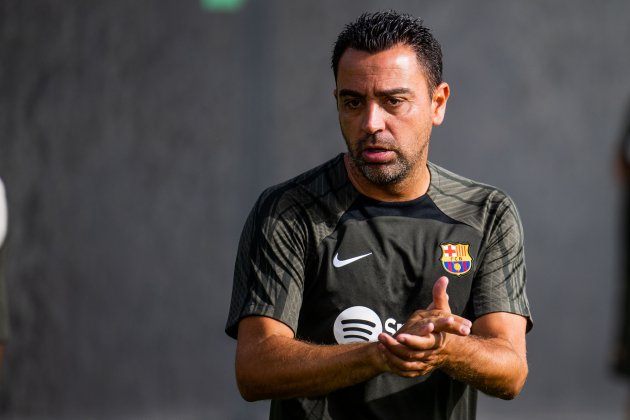 Xavi Hernández aplaudint entrenament Barça / Foto: FC Barcelona