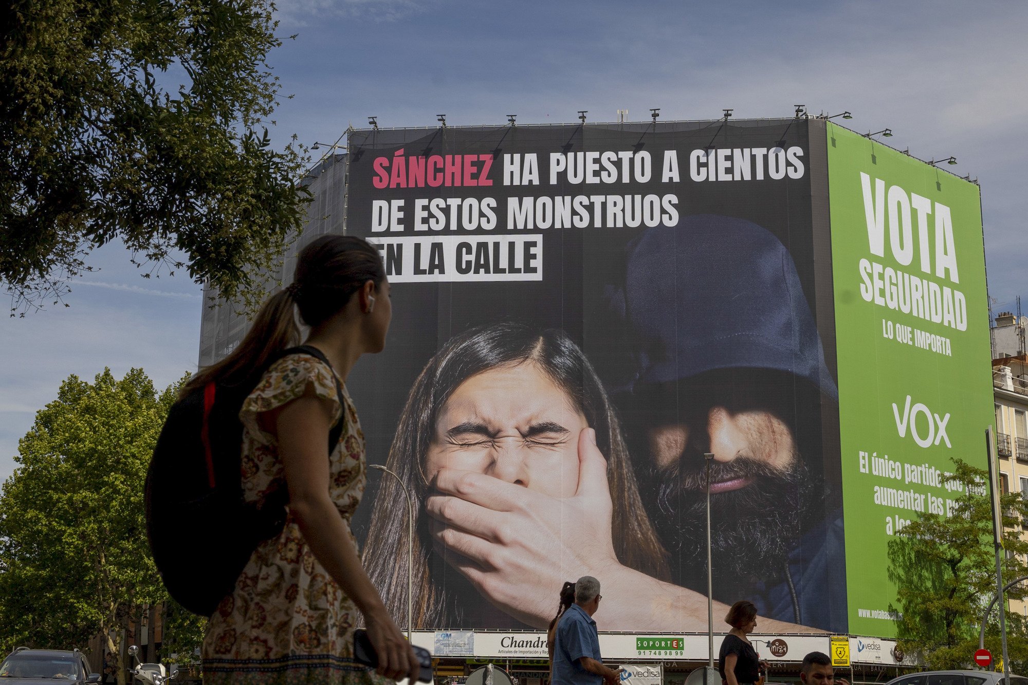 ¿Quién es el hombre que sale en la lona de Vox contra el 'sí es sí'? Los tuiteros tienen una teoría