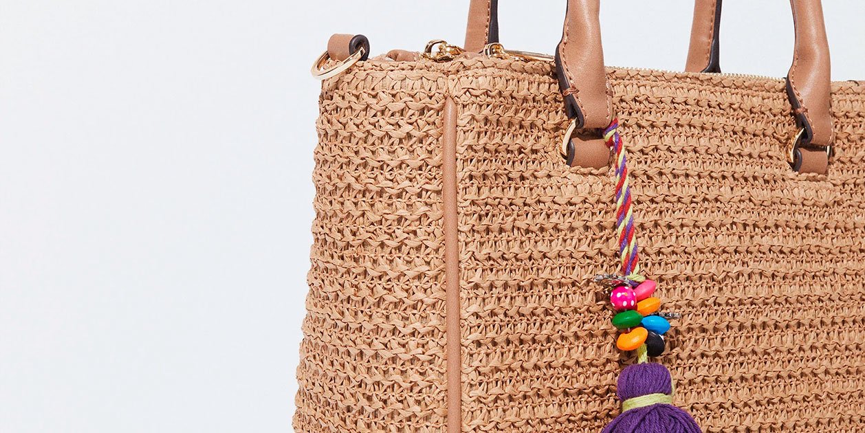 Parfois convierte su nuevo bolso de paja en pura elegancia