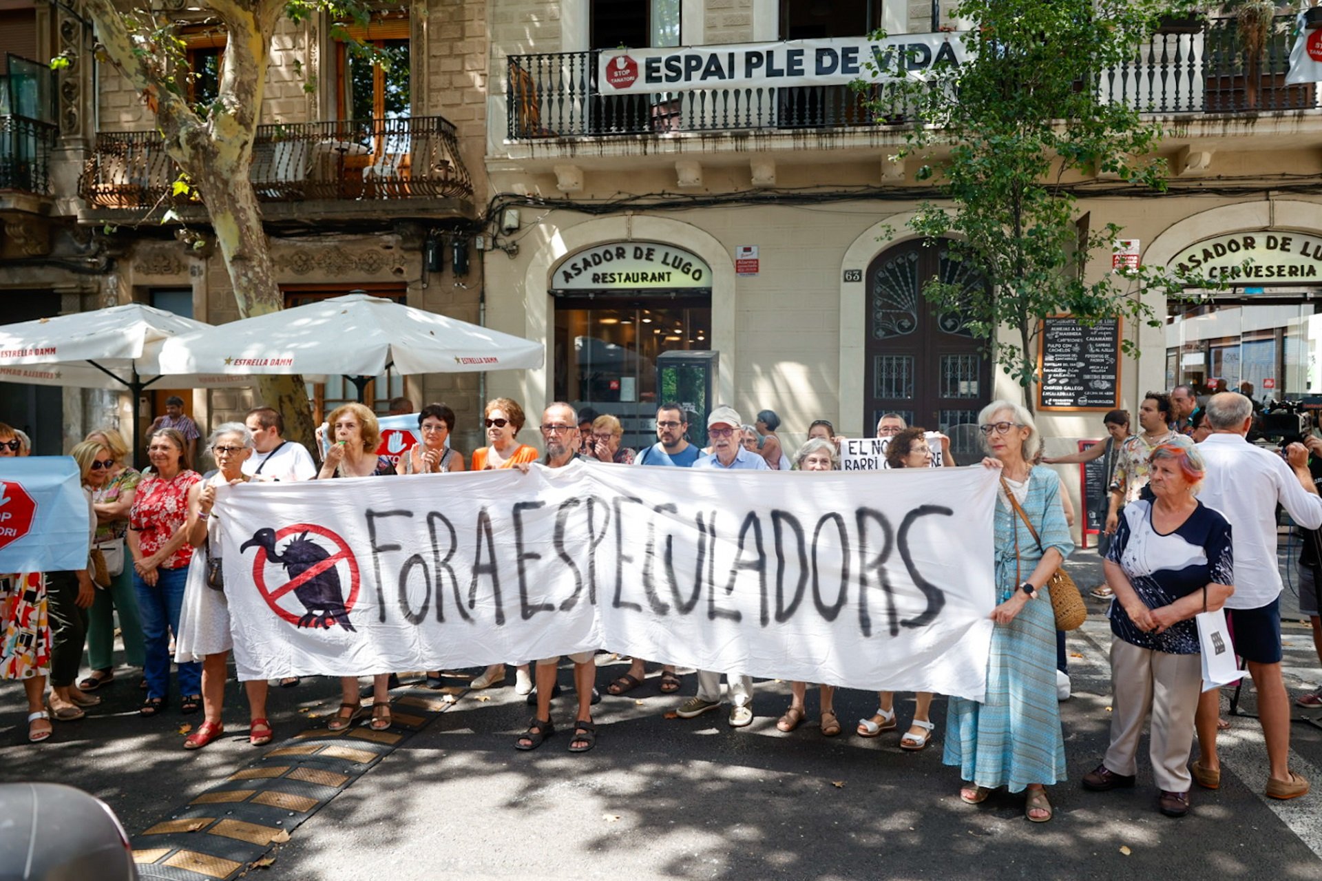 Así descargan ataúdes en el nuevo tanatorio de Sants, por la calle y ocupando un vado de vecinos | VÍDEO
