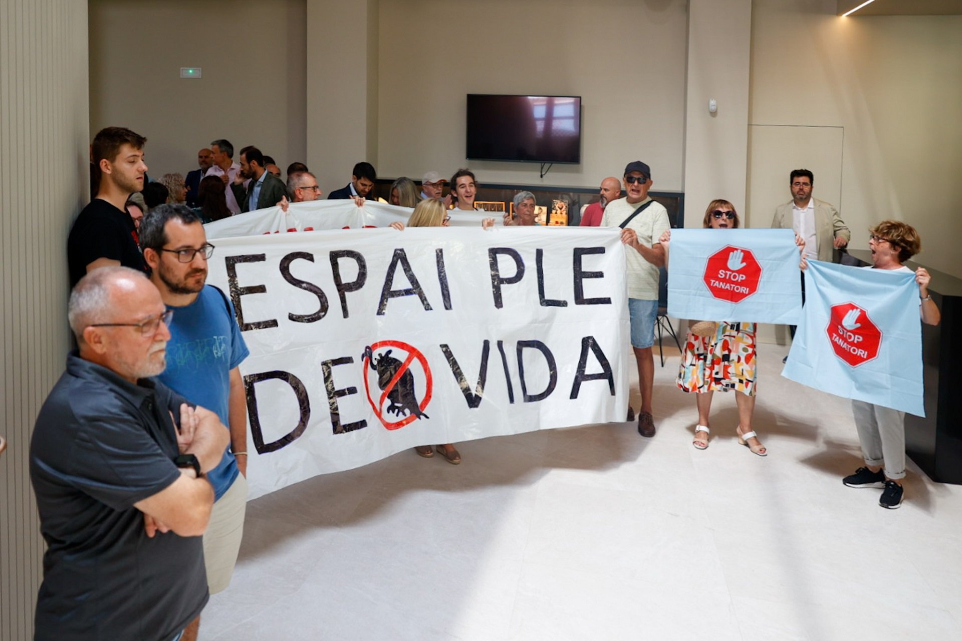 Tensión en la inauguración del nuevo tanatorio de Sants: un grupo de vecinos irrumpe en el interior | VÍDEO