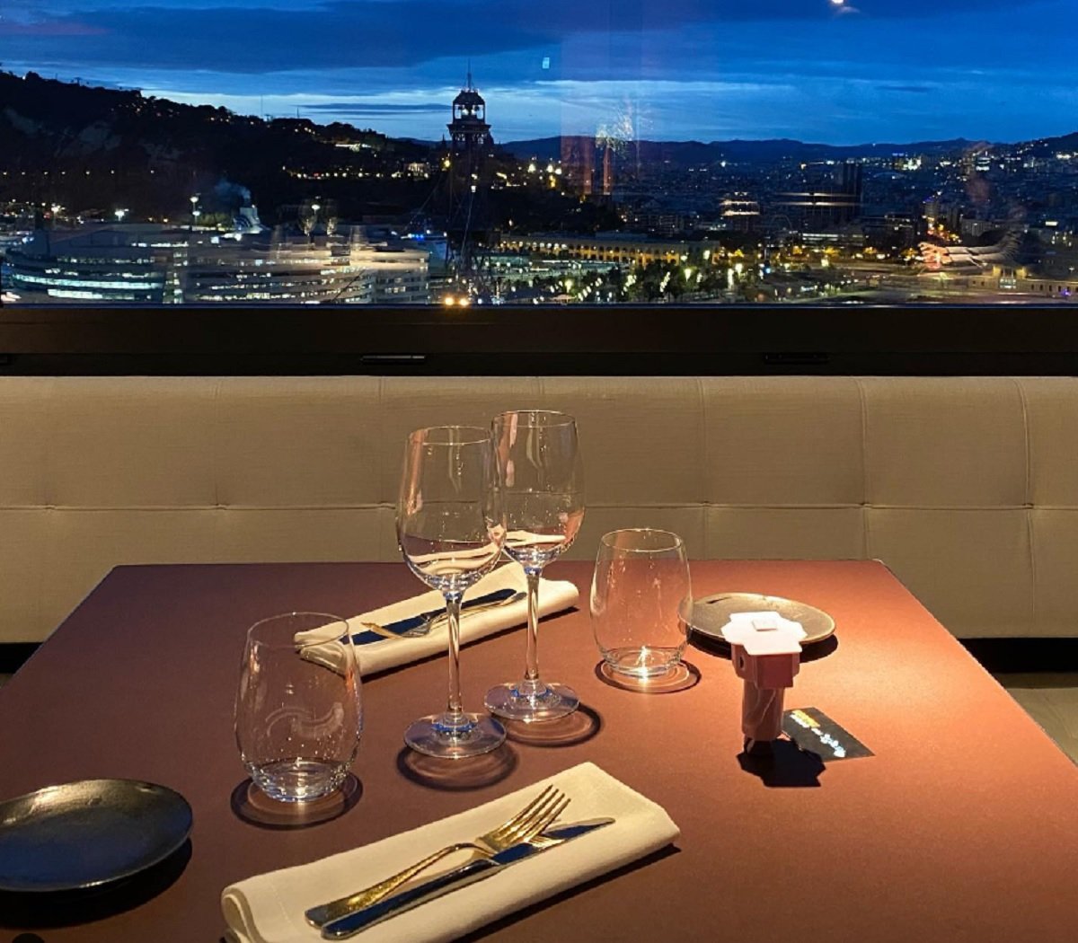 El restaurant de Barcelona que enamora amb la seva torre gastronòmica davant del mar