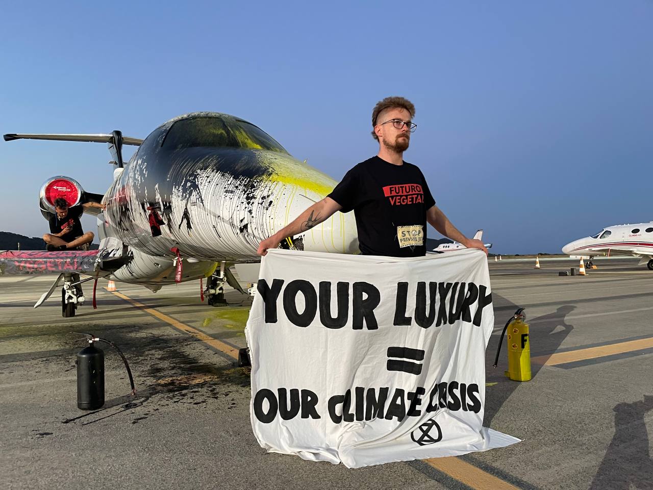 Detenidos cuatro activistas ecologistas por vandalizar un jet privado en Eivissa