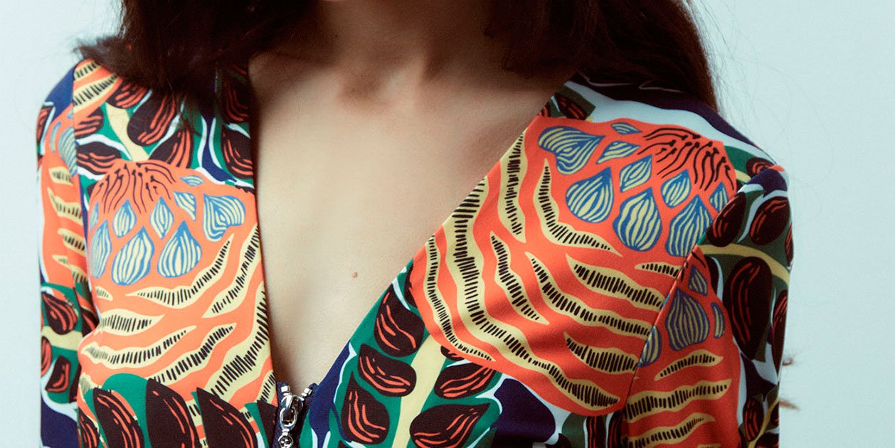 Sfera se ‘corona’ con el vestido estampado con cremallera años 60