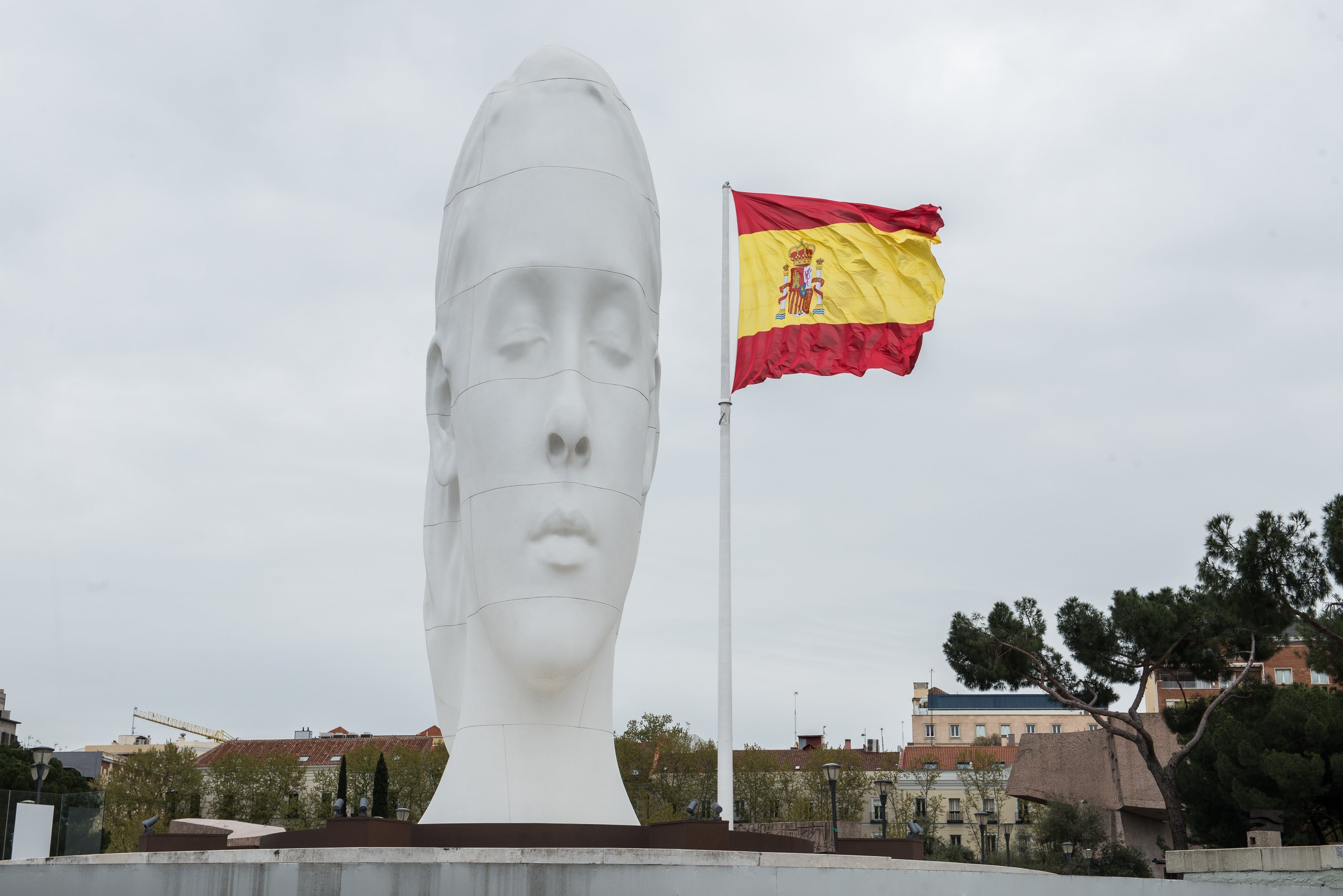 escultura julia jaume plensa madrid plaza colon bandera españa