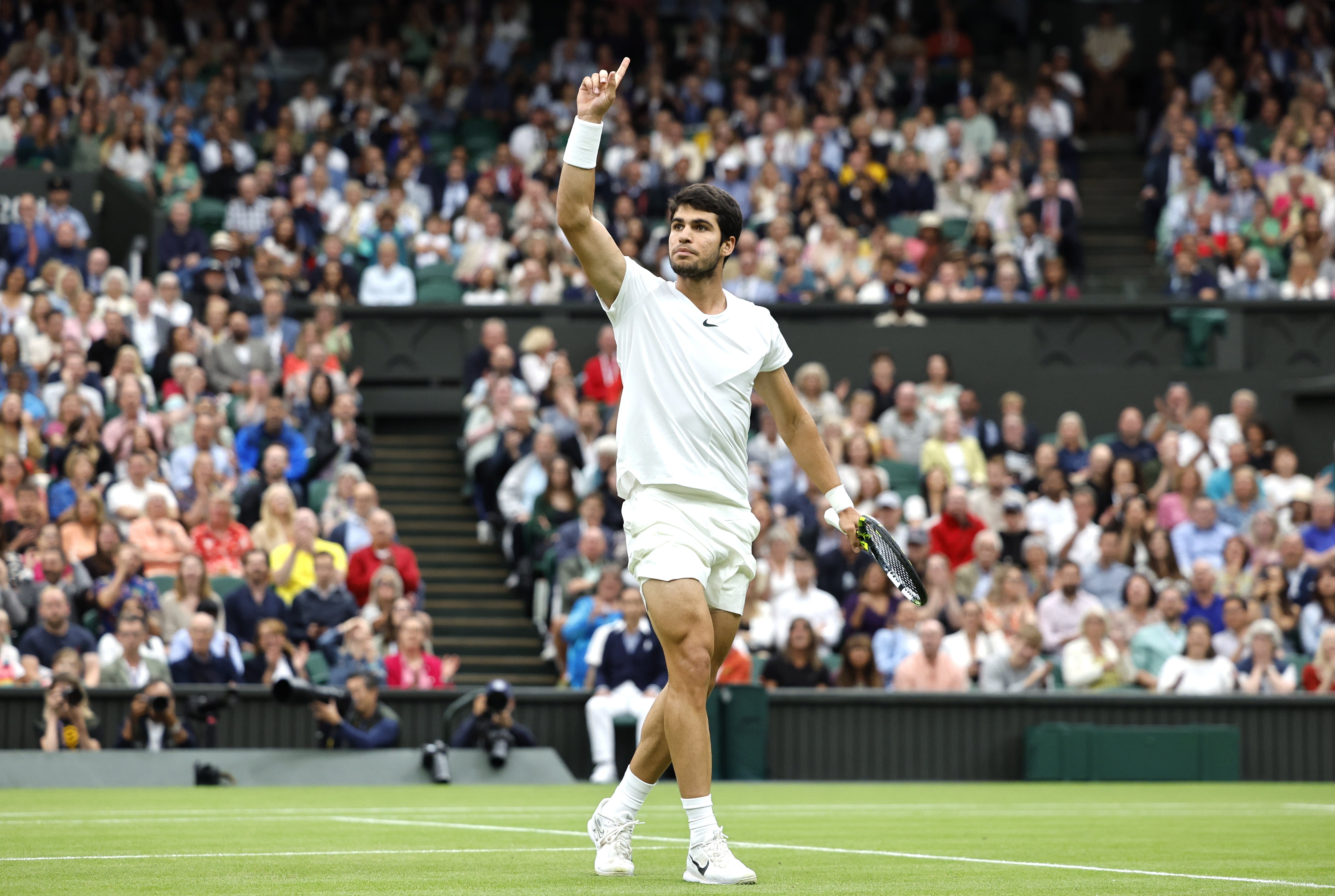 Un brillante Carlos Alcaraz arrasa a Medvédev y se cita con Djokovic en la final de Wimbledon