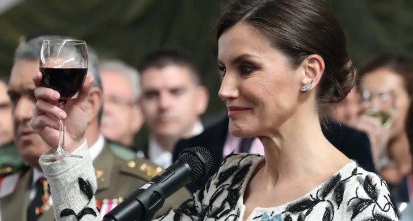Letizia en un brindis Letizia en un brindis